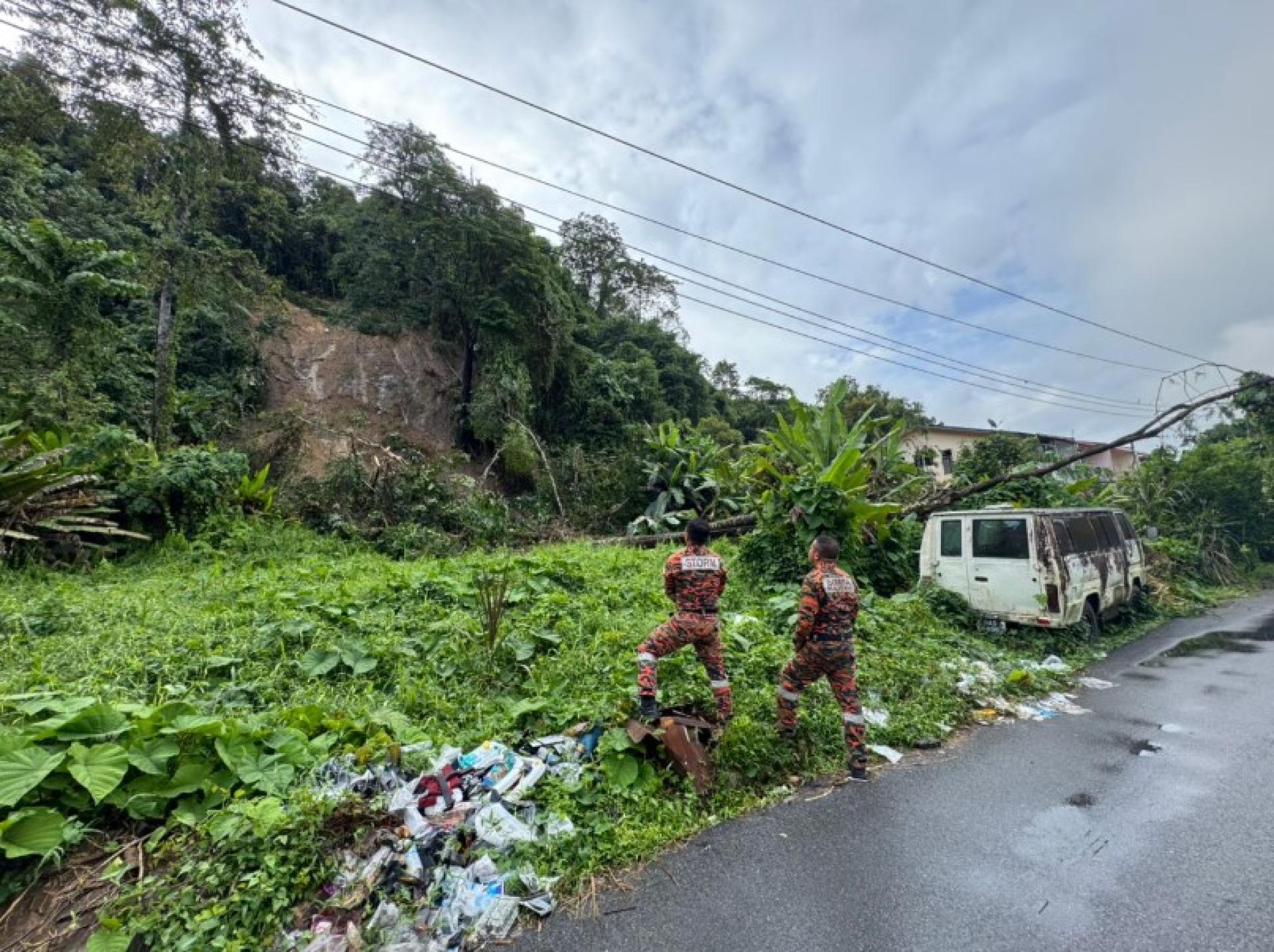 林梦消防站消防员接报后迅速赶往现场。