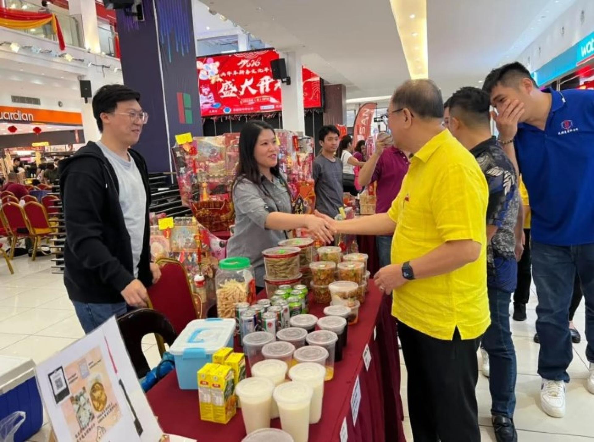 潘隆铭与参与2026年文化市集及农历新年集市（TBC）的小型企业创业者亲切交流。