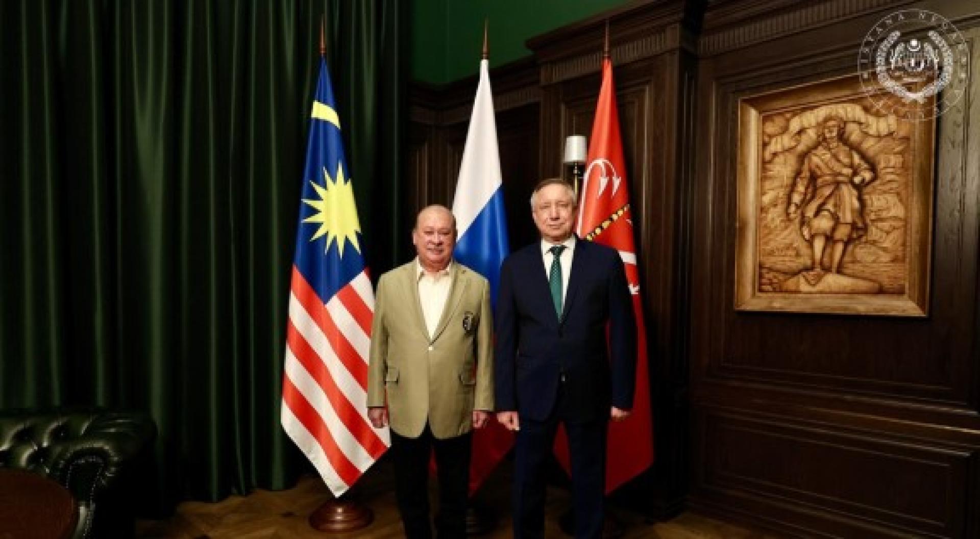 国家元首苏丹依布拉欣参观斯莫尔尼宫时，获得圣彼得堡市长亚历山大别格洛夫的接待。