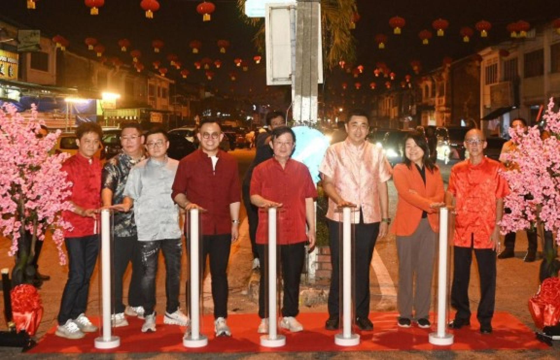 嘉宾们齐主持亮灯仪式，左起：黄世程、关友程、骆成吉、沈志强、曹观友、方美铼、林秀琴、刘汉泰。