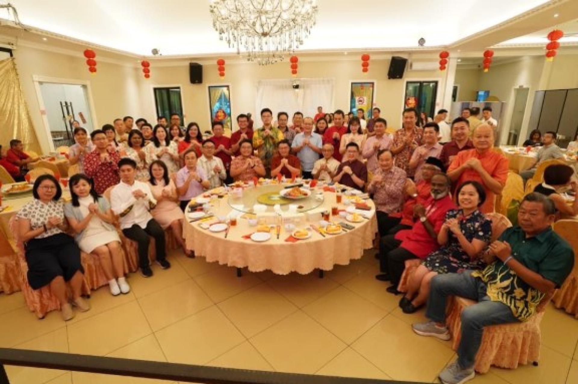 倪可敏（左8）率领行动党国州议员与霹雳州中文媒体一同欢庆2026新春中文媒体之夜；左6起是陈新庆和吴家良，右3起为西华古马、阿都阿兹、倪可汉、黄家和、关和贵及江汉文（右1）。