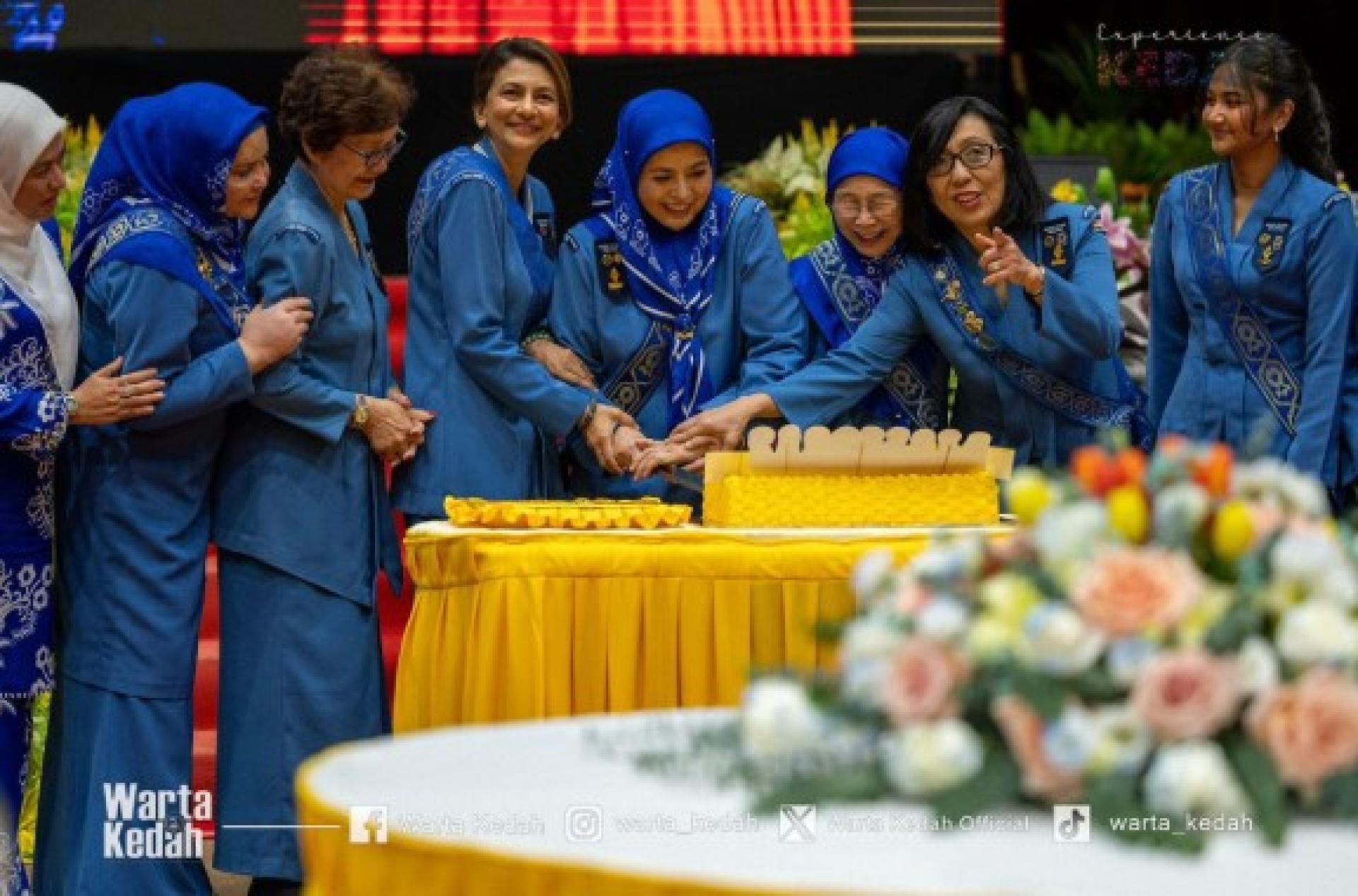 左4起查希妲、元首后拉惹查丽苏菲雅、旺阿兹莎、杨淑卿等人进行切蛋糕仪式。