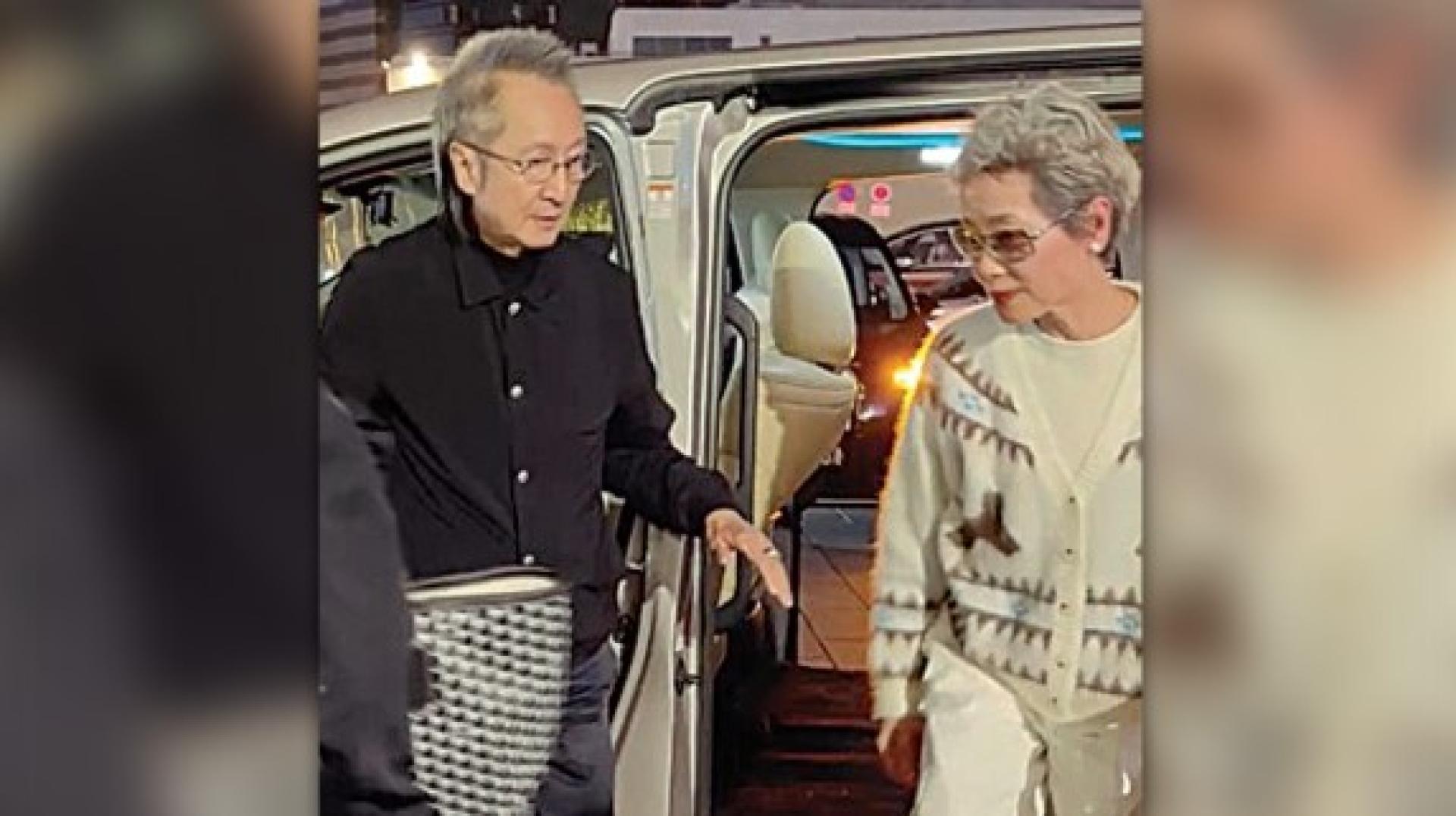 陈国熹下车向太太伸手，但叶童却视若无睹。