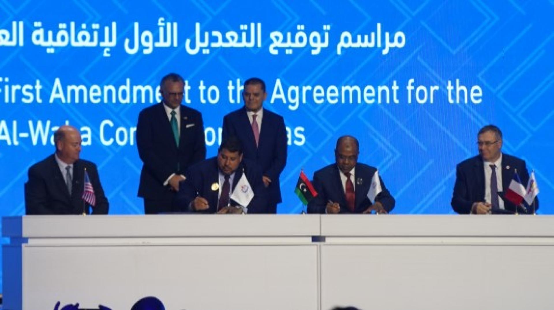 利比亚与法国道达尔能源公司和美国康菲石油公司代表签署协议。