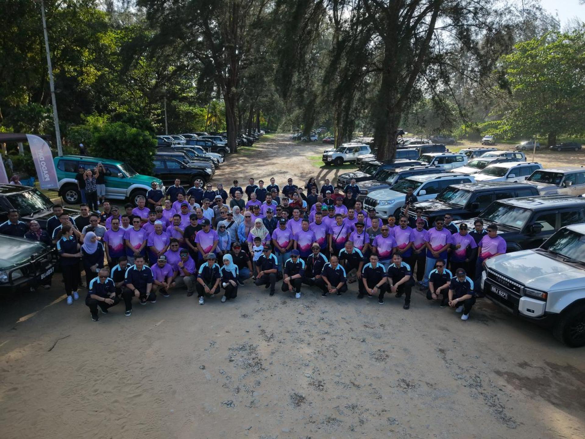 普拉多车主合影