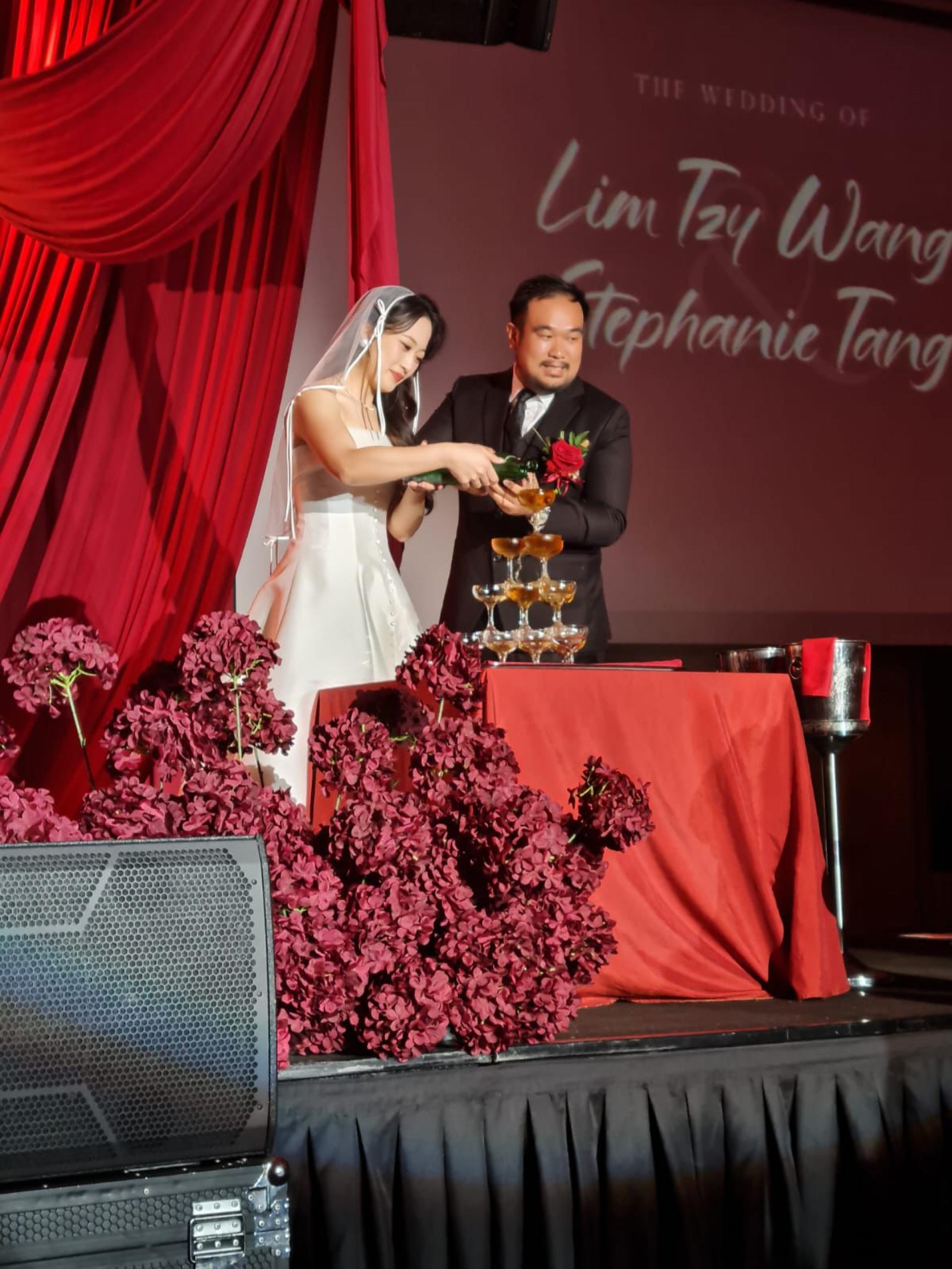 新人林子旺与郑加玲共倒香槟