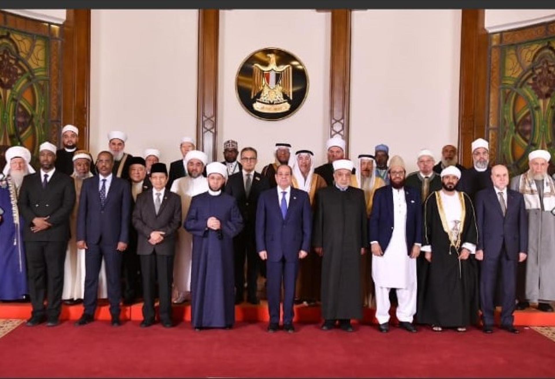 出席伊斯兰事务最高委员会国际会议者合影
