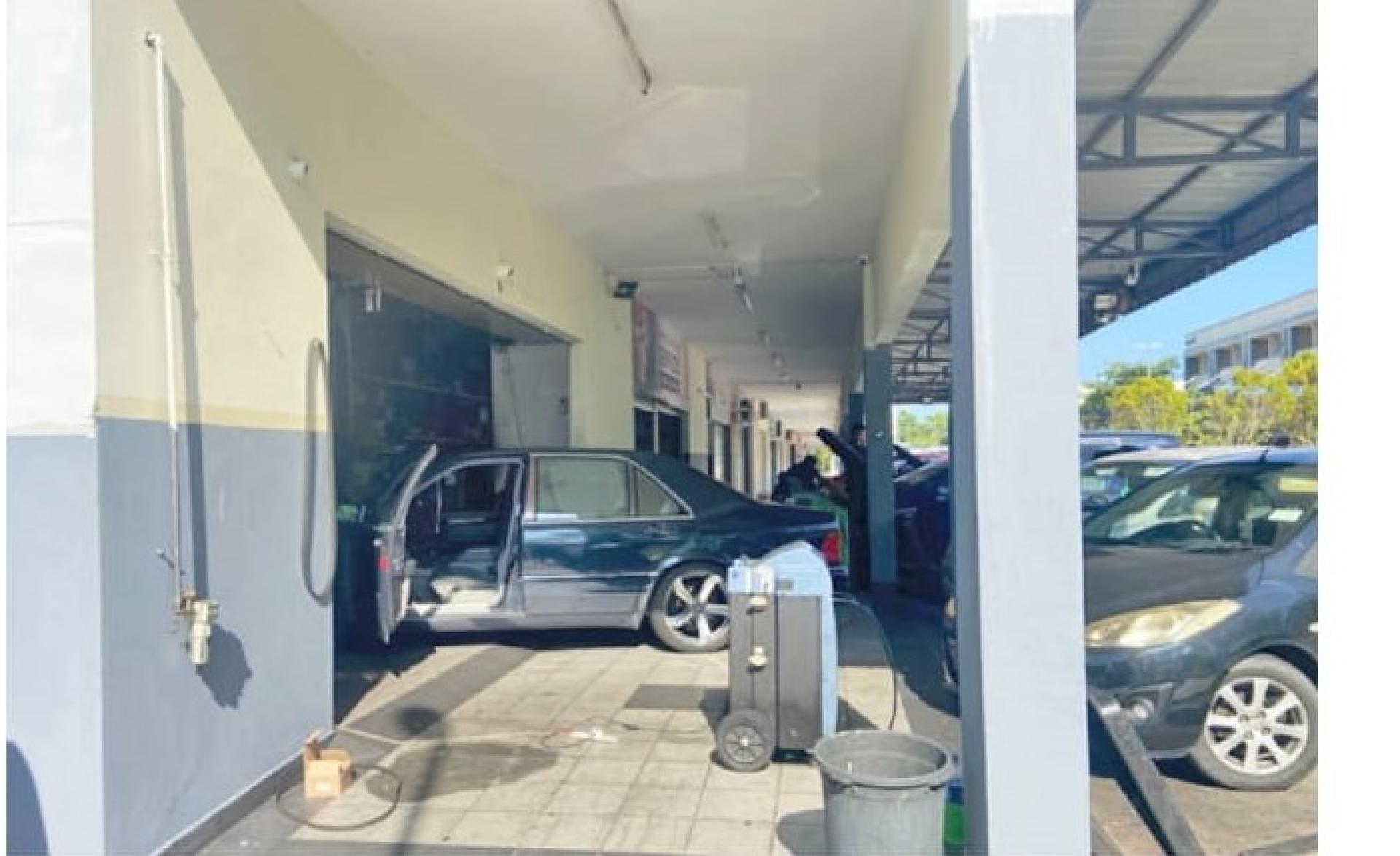 违规者利用行人道进行车辆维修活动