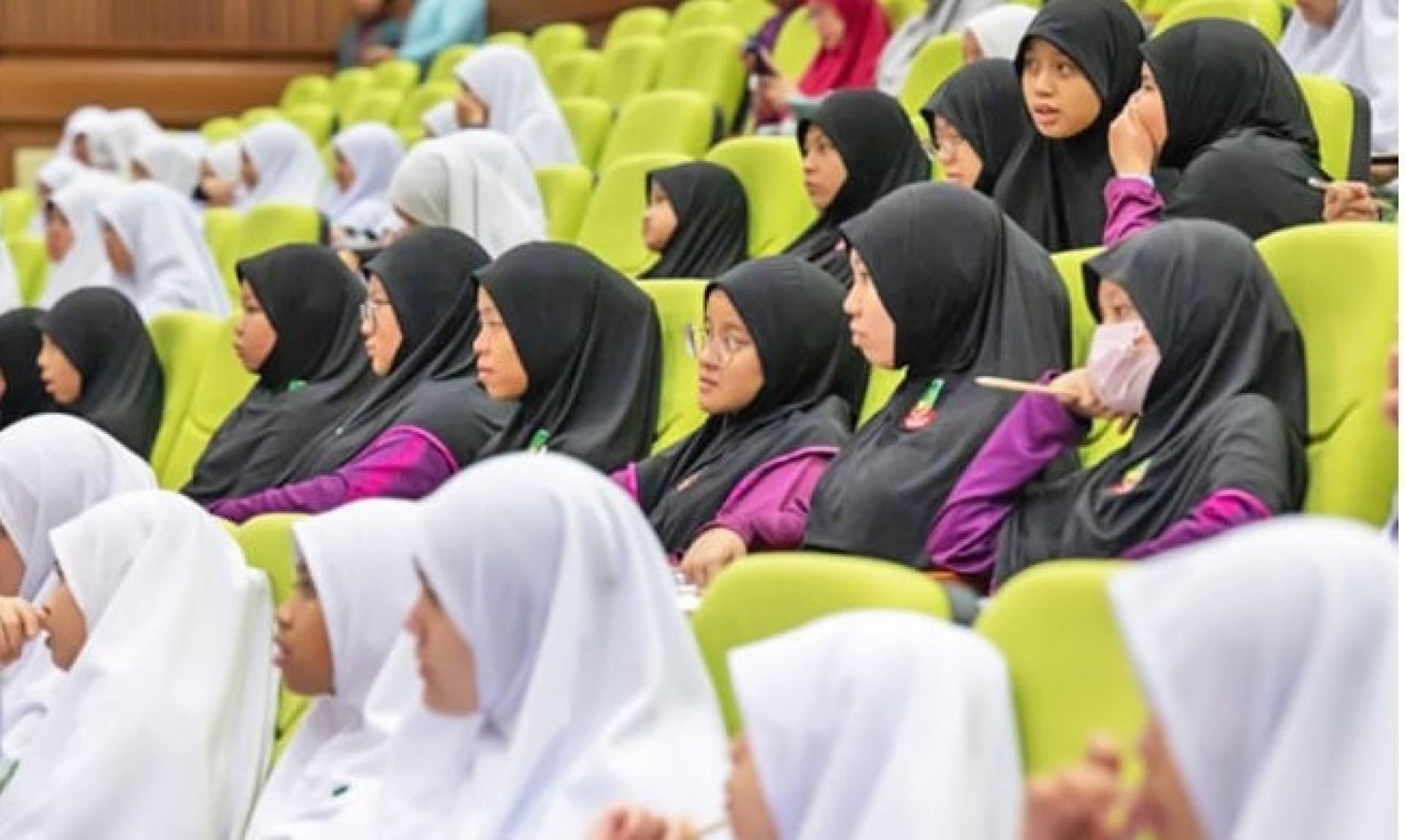 苏丹后女子阿拉伯中学学生出席简报会