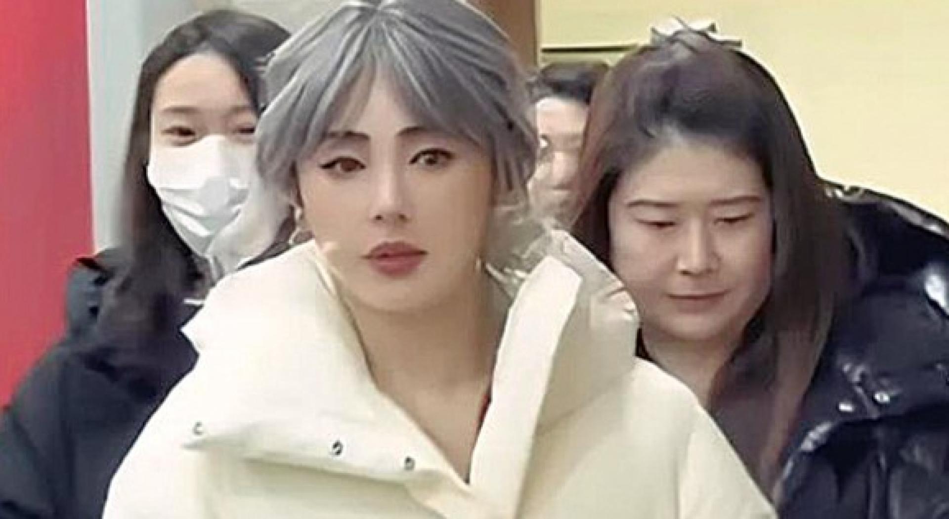 张雨绮录制辽宁卫视春晚造型曝光，她身着白色羽绒服，搭配了一头奶奶灰造型，网红感十足。