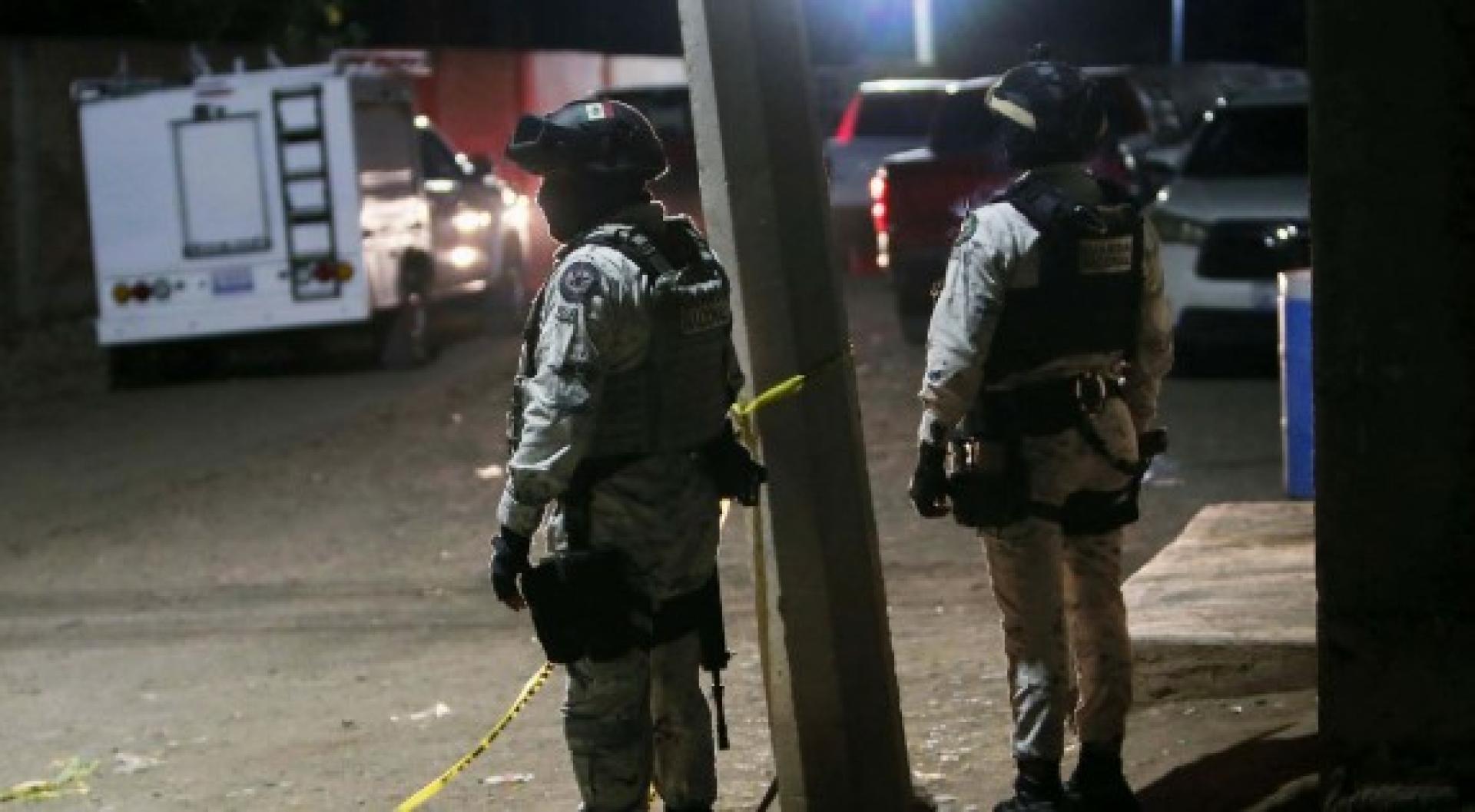 当局正追查涉案人士。图为案发现场的执法人员。