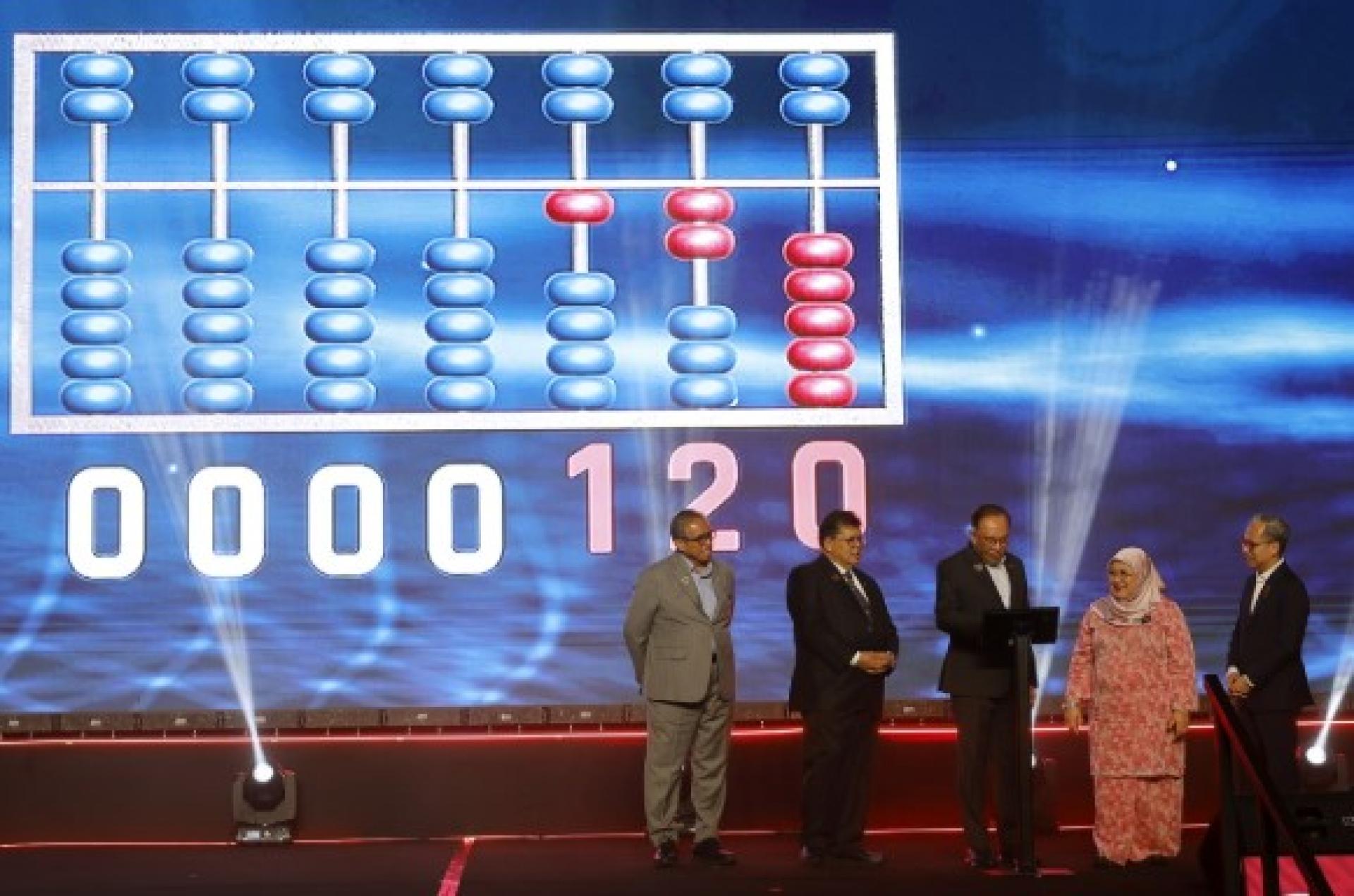 安华（中）为国家审计局120周年庆典主持开幕。