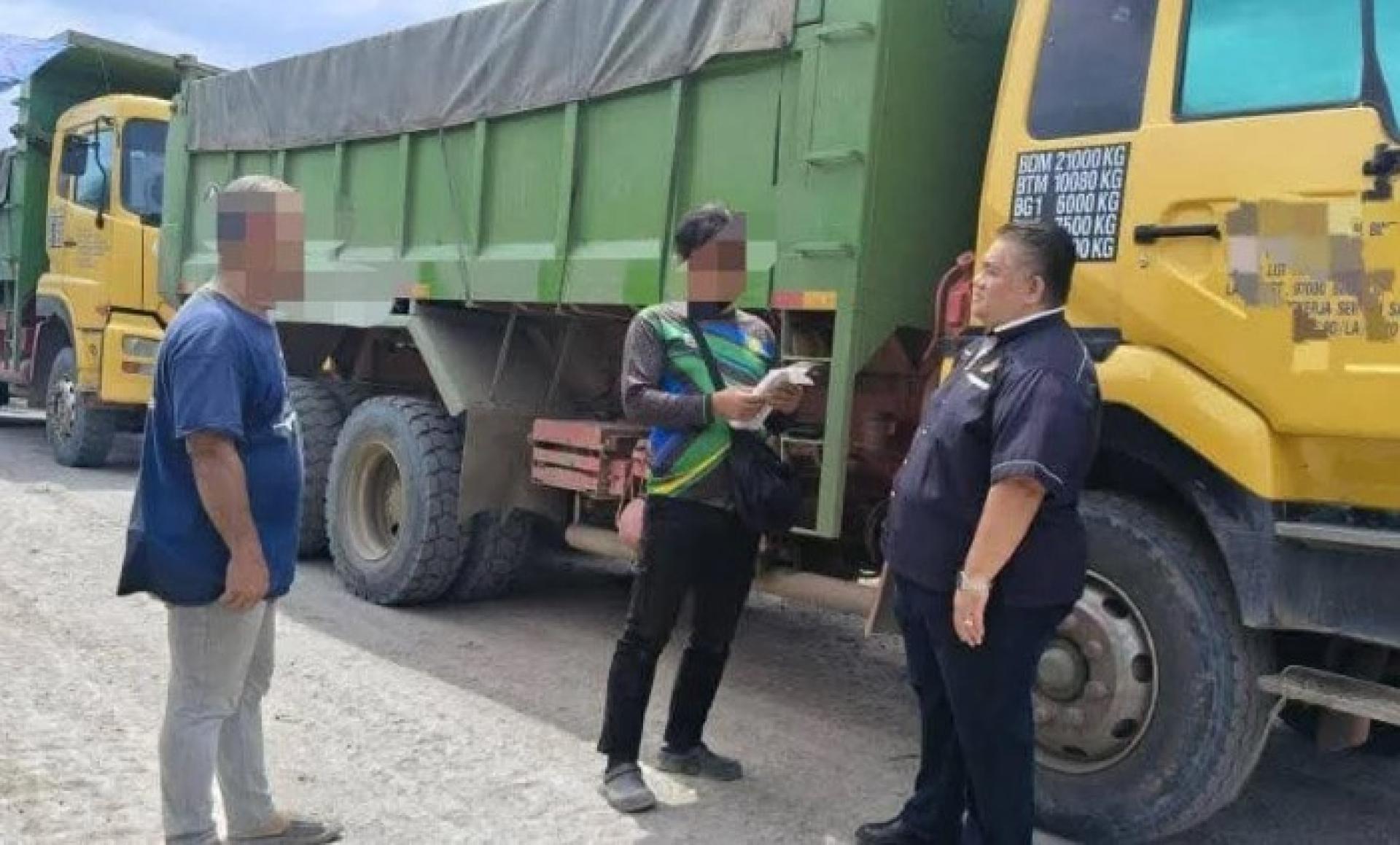 民都鲁陆路交通局行动组人员在“外籍司机行动”（PEWA）及“商业车辆突击行动”期间，对商用及私人车辆展开检查。