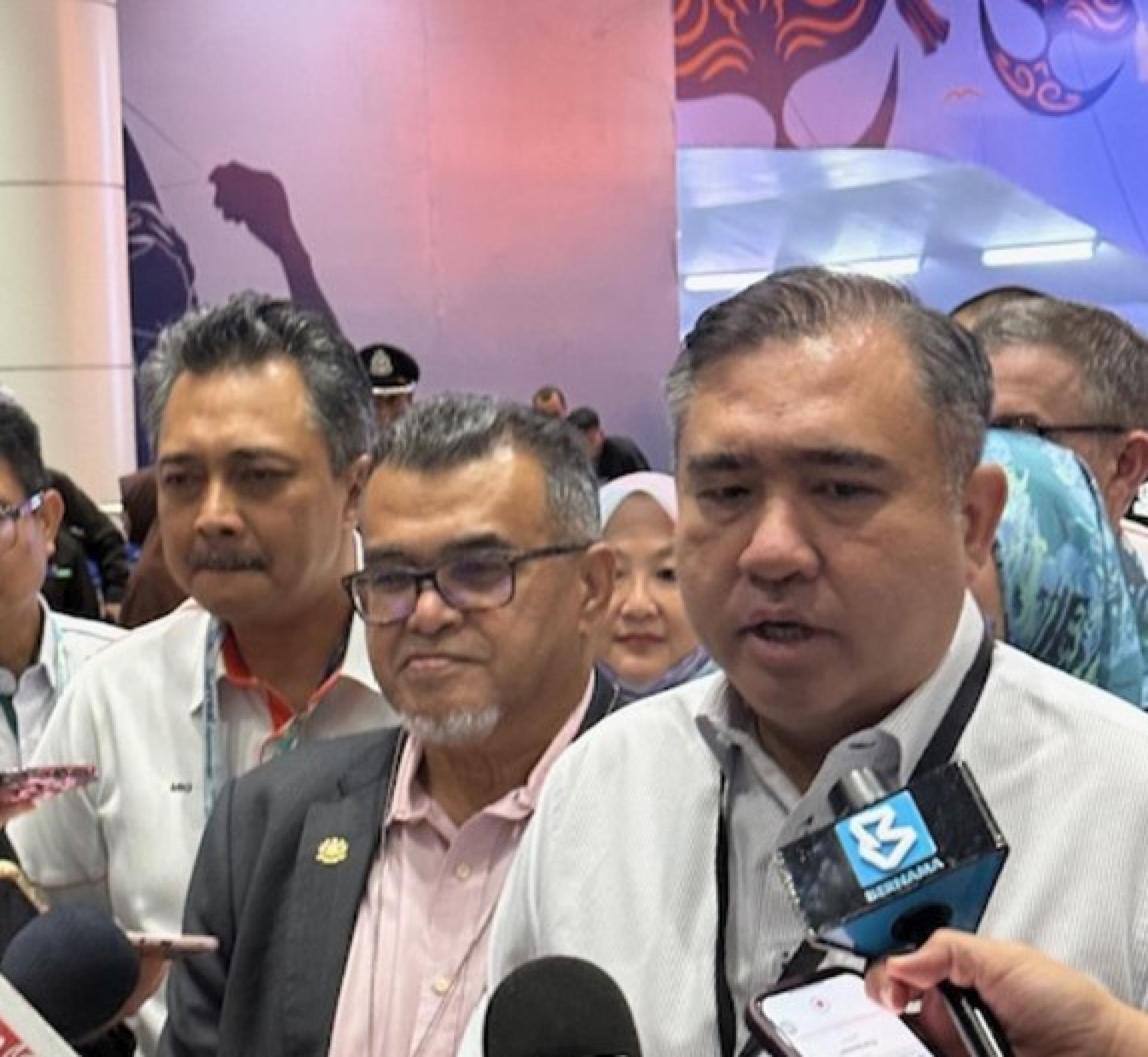 陆兆福宣布恢复无需申报的“绿色通道”为期一个月。