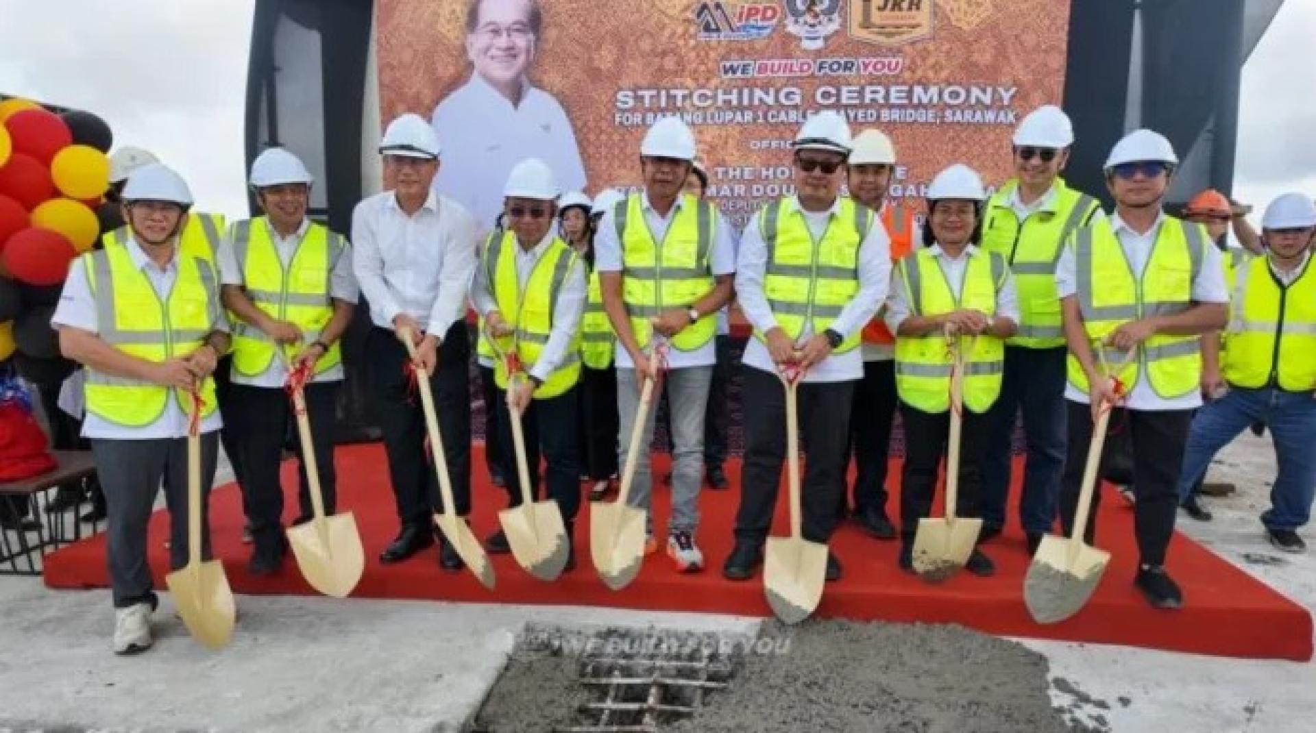 2026年1月26日，艾德尔（前排左5）与砂拉越公共工程局官员在三马拉汉出席巴当鲁巴一号大桥合龙仪式，象征工程迈向2026年5月通车的重要阶段。