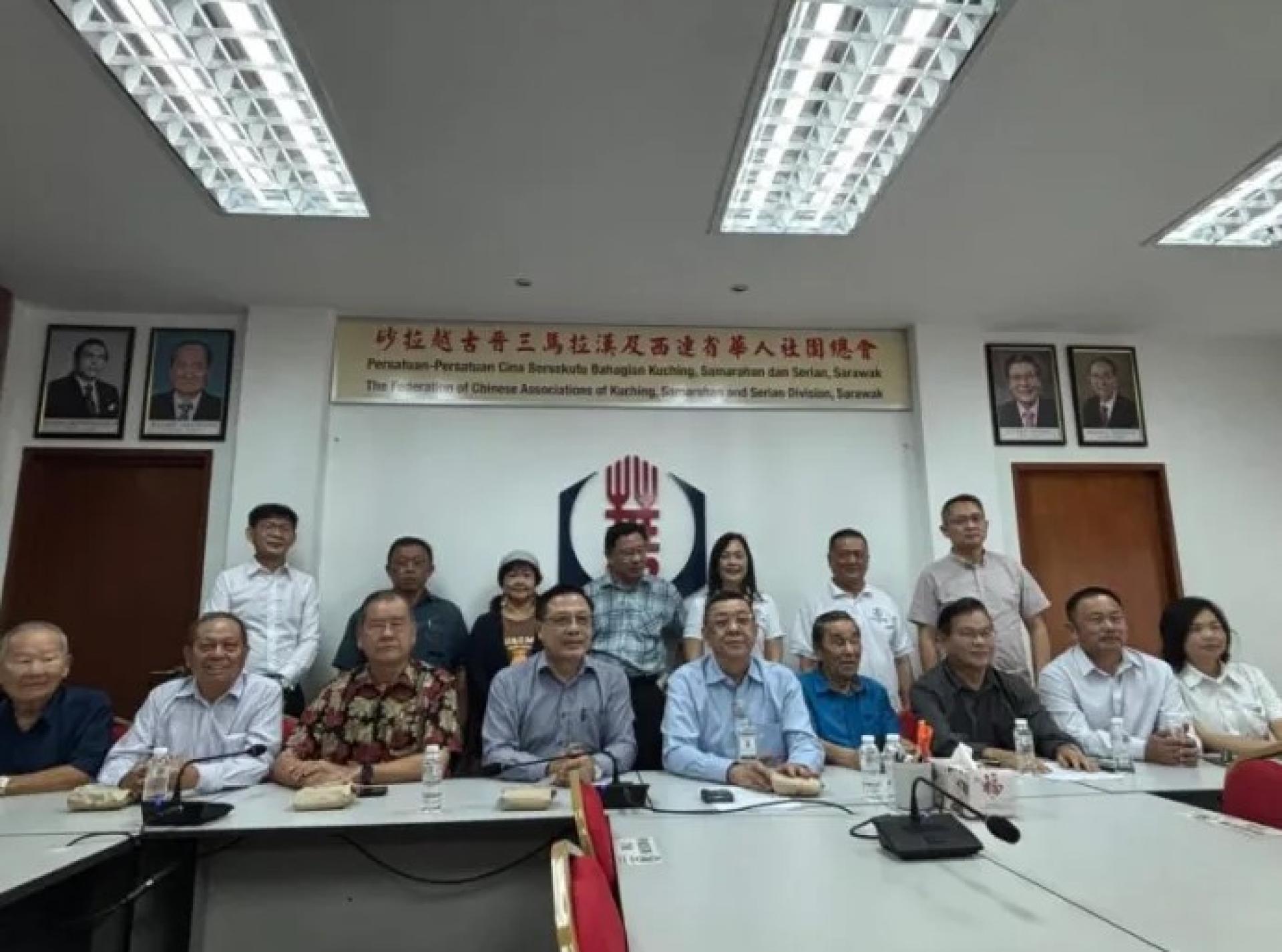 2026年1月26日，砂拉越古晋、三马拉汉及西连区华人社团联合会成员在古晋会所召开记者会后合影留念。