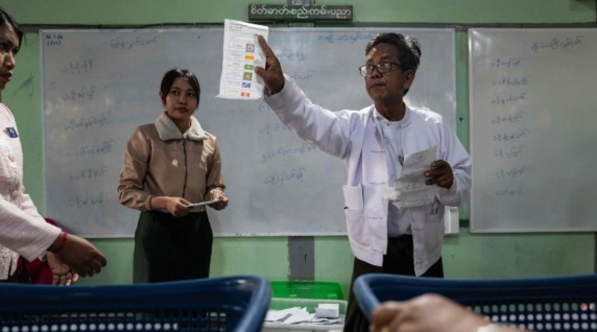 缅甸大选最后一轮投票结束后，官员在投票站计算选票。