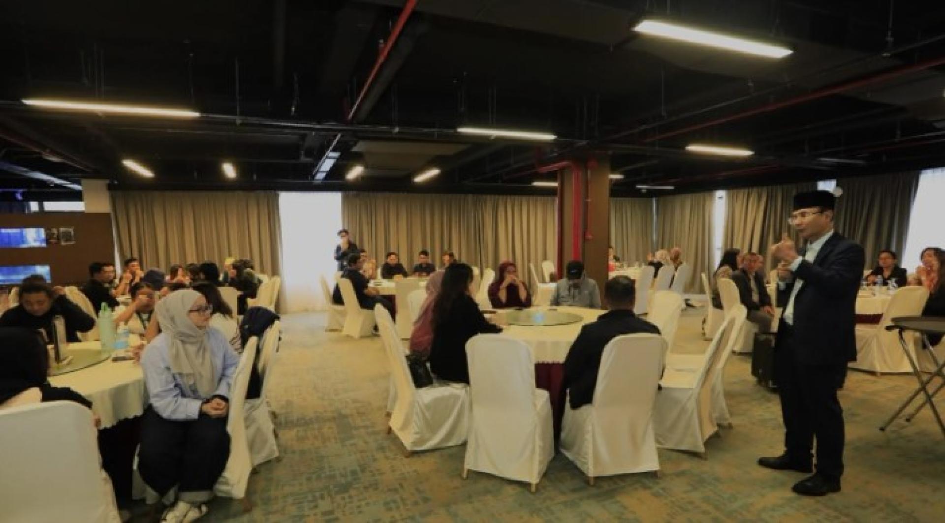 《砂拉越之声》及《砂拉越论坛报》首席执行官拿督詹尼里阿米尔博士，在今日于古晋举行的新闻工作坊中，与两家媒体记者分享专业经验。