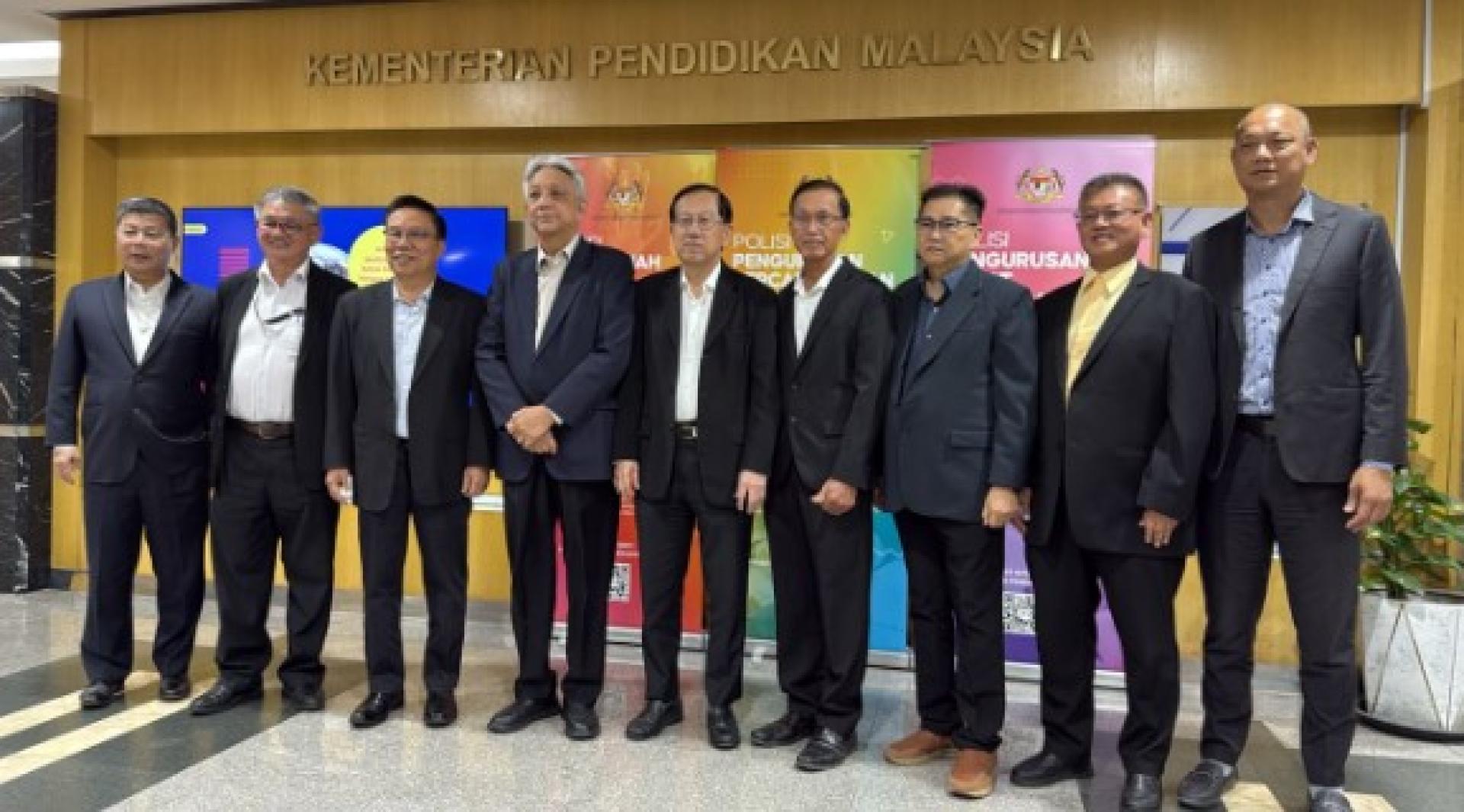 以董总拿督陈友信及教总主席谢立意为首的董教总一行人今天到教育部会晤教长法丽娜