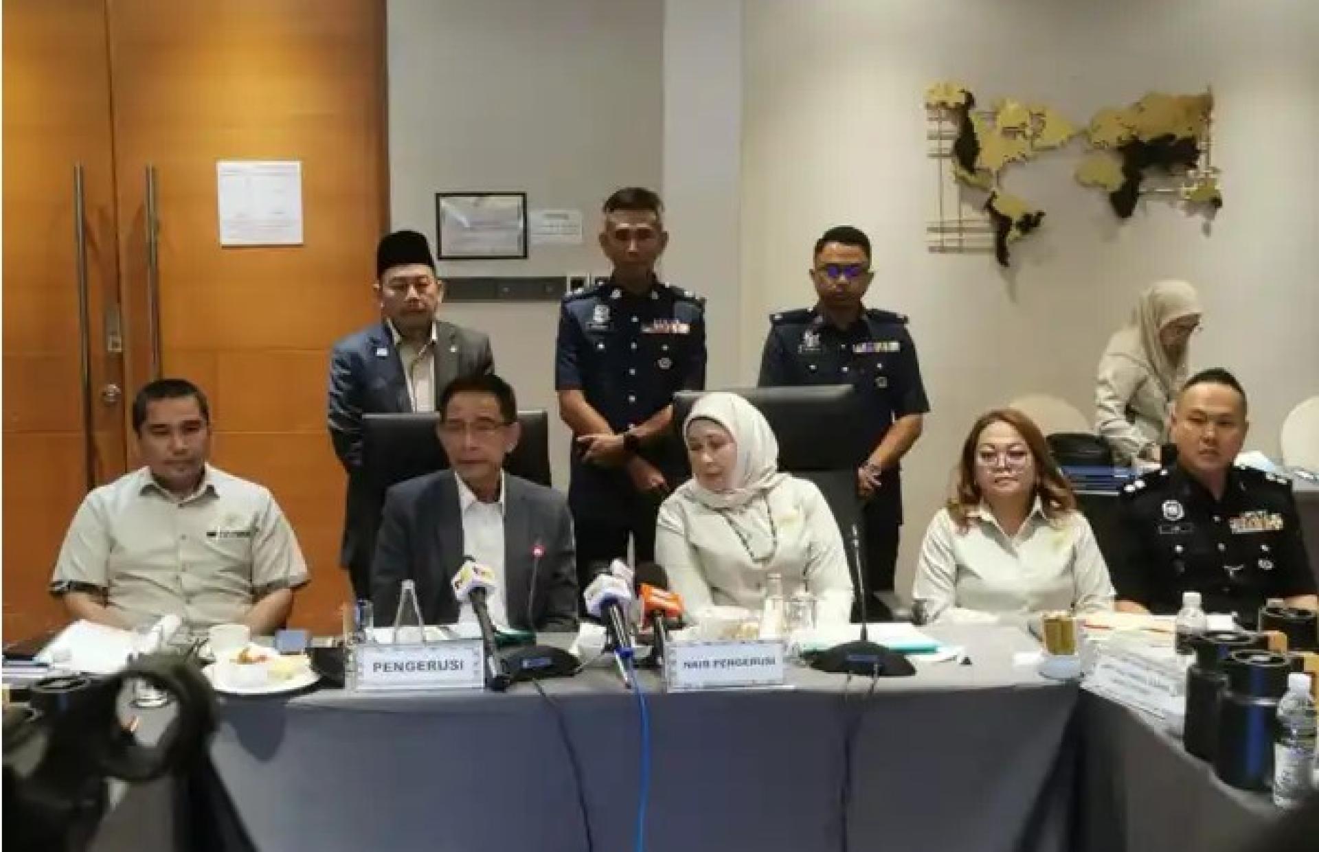 阿都卡林（前排左2）与其他嘉宾于2026年1月26日在古晋滨水酒店举行记者会后合影。