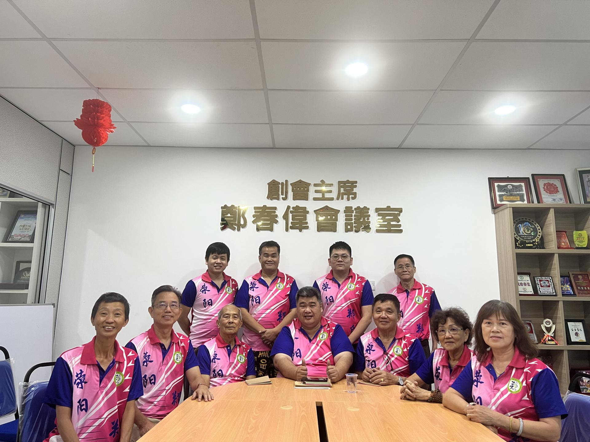 美里荥阳郑氏公会新春团拜暨就职典礼筹备会成员合影。中为筹备会主席郑敦德。