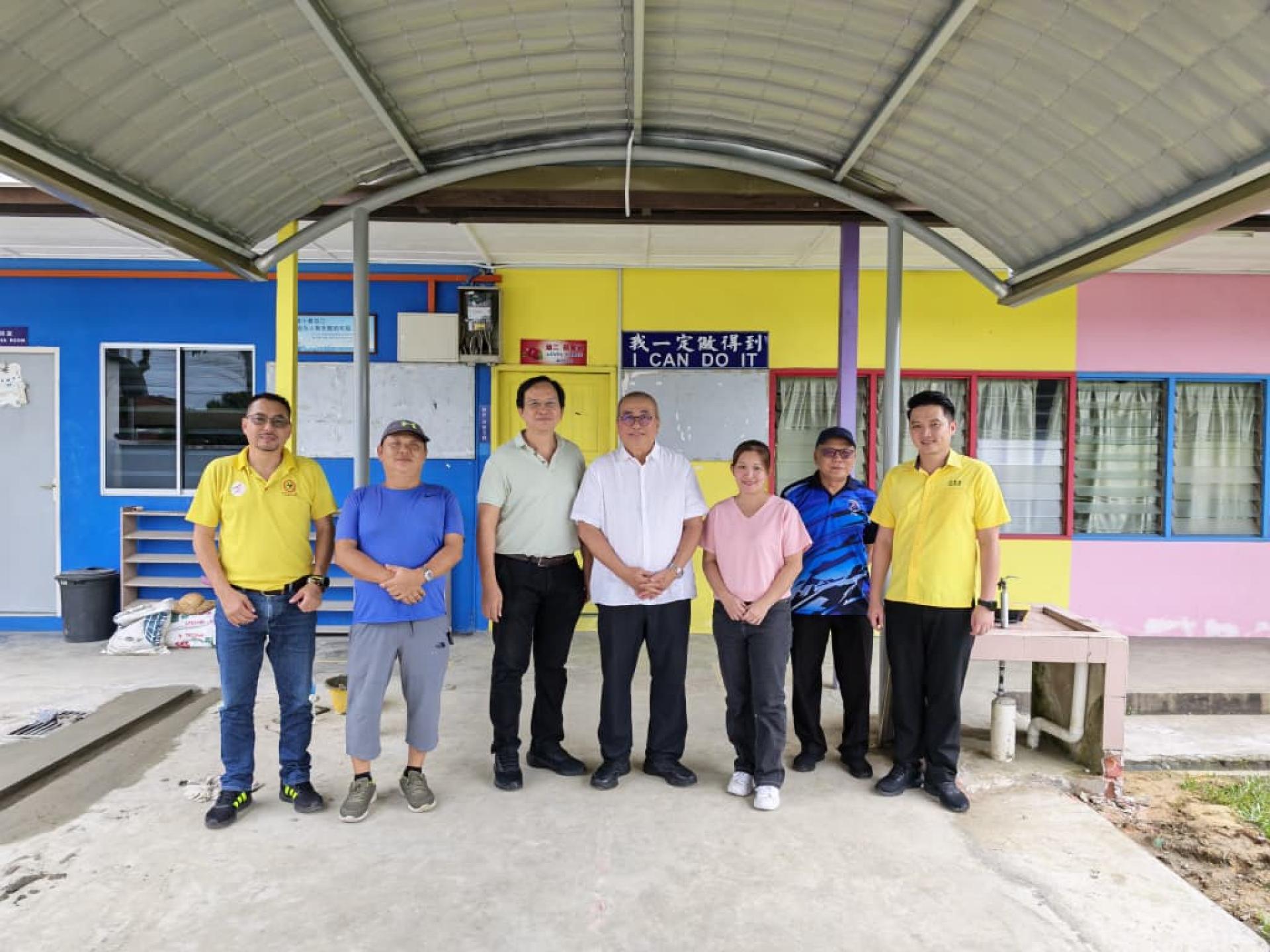 埔奕区州议员俞小珊（中）巡视埔奕幼稚园提升校园设施时摄。