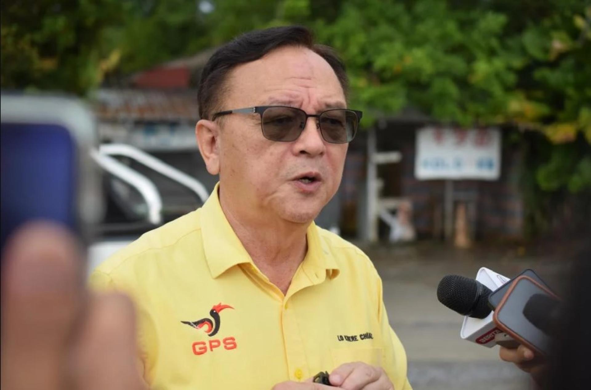 罗克强向媒体说明工程进展。