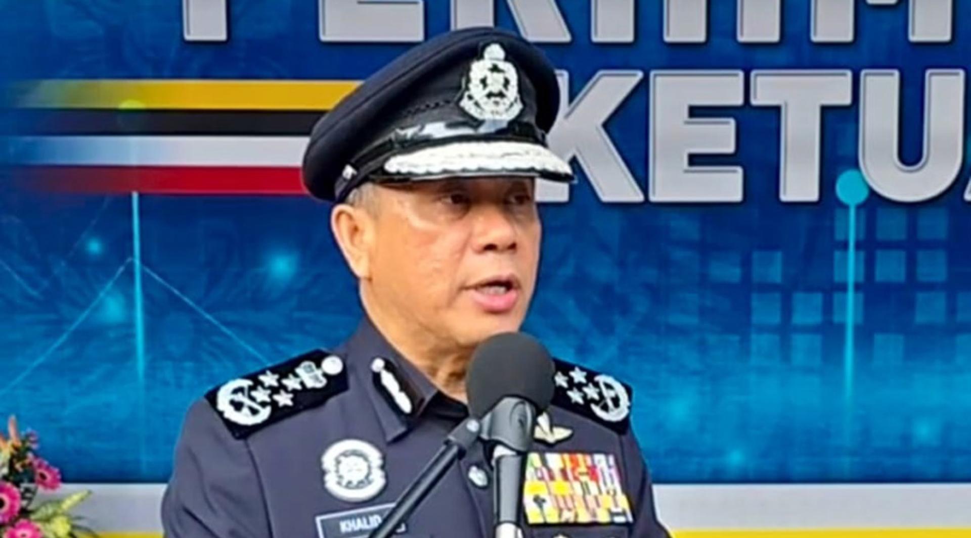 卡立周二在月度集会发表谈话。