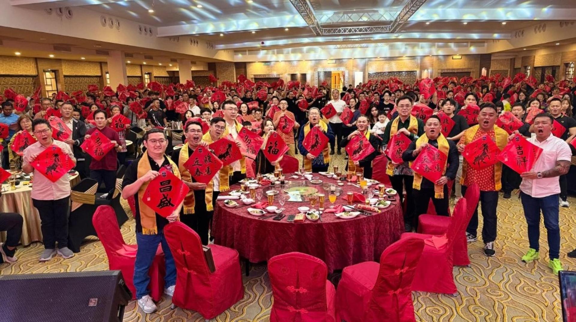 黄鸿圣（中）、陈开（右4）及Kuan Jaw San（右5）与嘉宾合影。