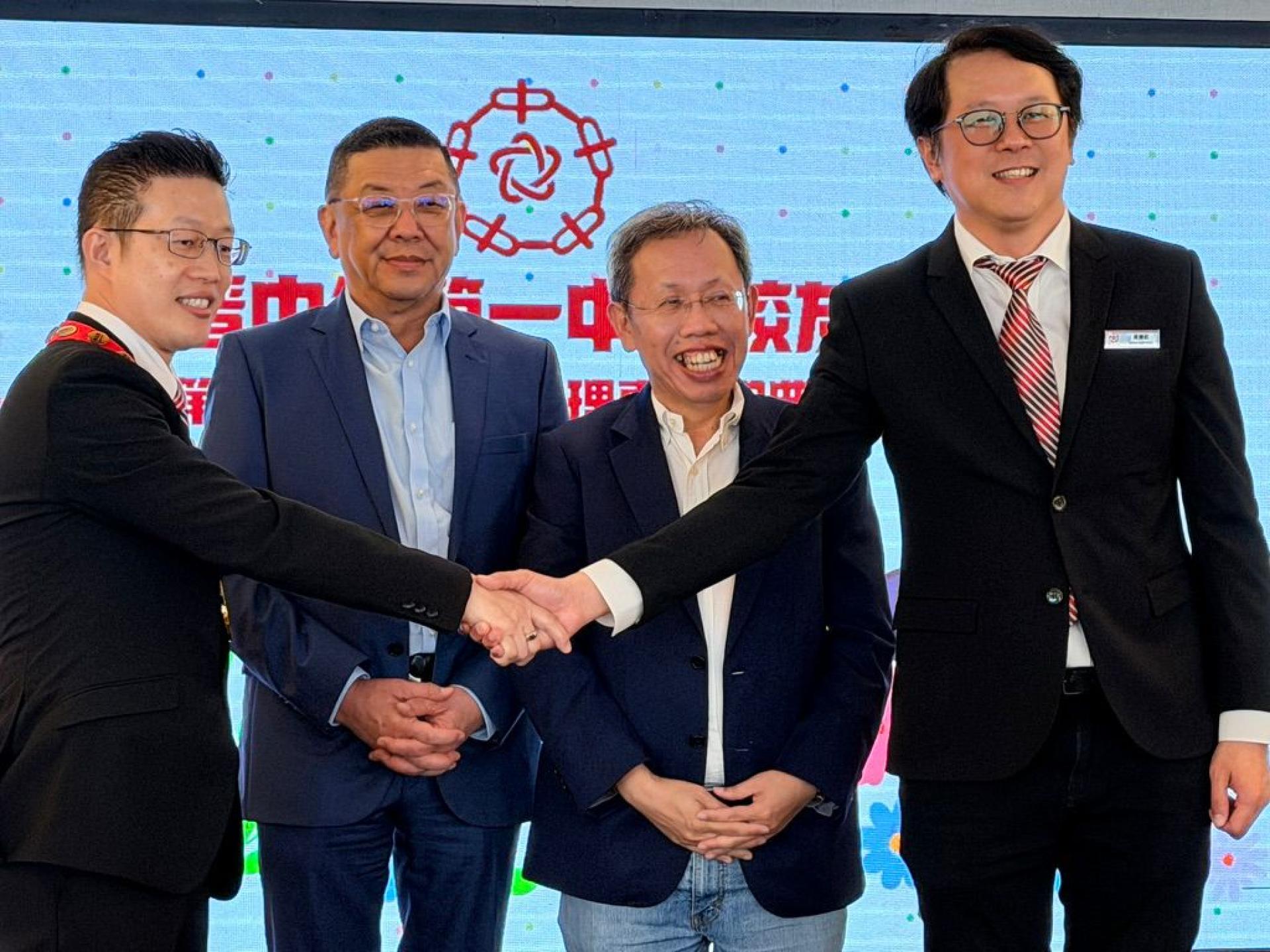 在副总理拿督阿玛沉桂贤医生（右2）及中中校董会主席拿督斯里黄良杰（左2）的见证下，卸任会长黄廉欢（右1）移交职权予新任会长李嘉浩（左1）。