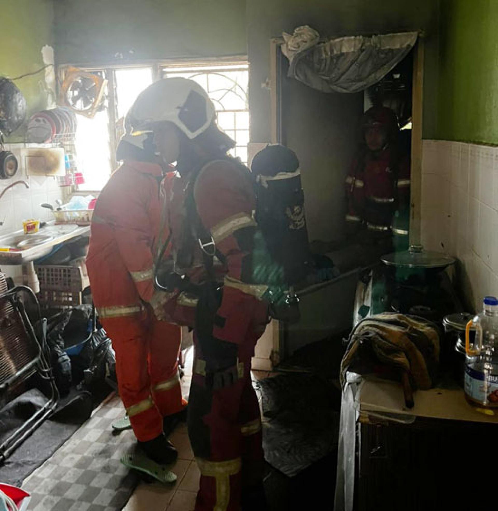 消拯员随后将男子救出。