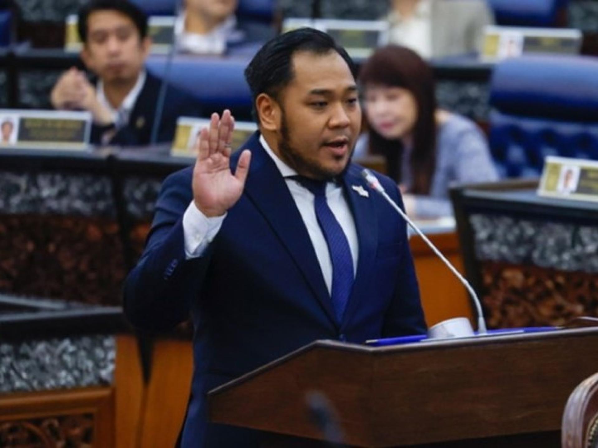 新科京那巴当岸国会议员纳因莫达今天在国会下议院宣誓就职。