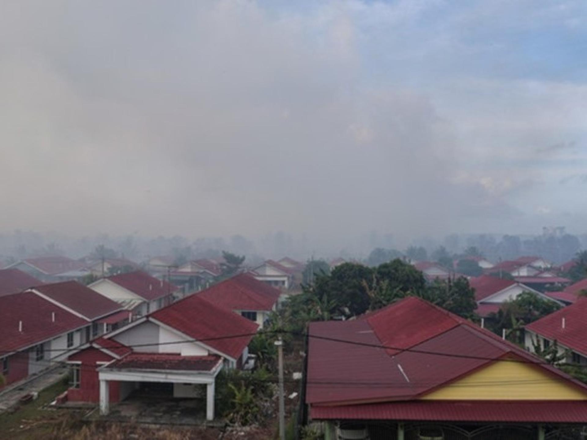 柔佛州哥打丁宜峇尤达迈花园及双溪卡巴路一带约12公顷泥炭地林火及浓烟扩散至住宅区，导致112名灾民被迫暂时搬离住所，并安顿在2所临时疏散中心。