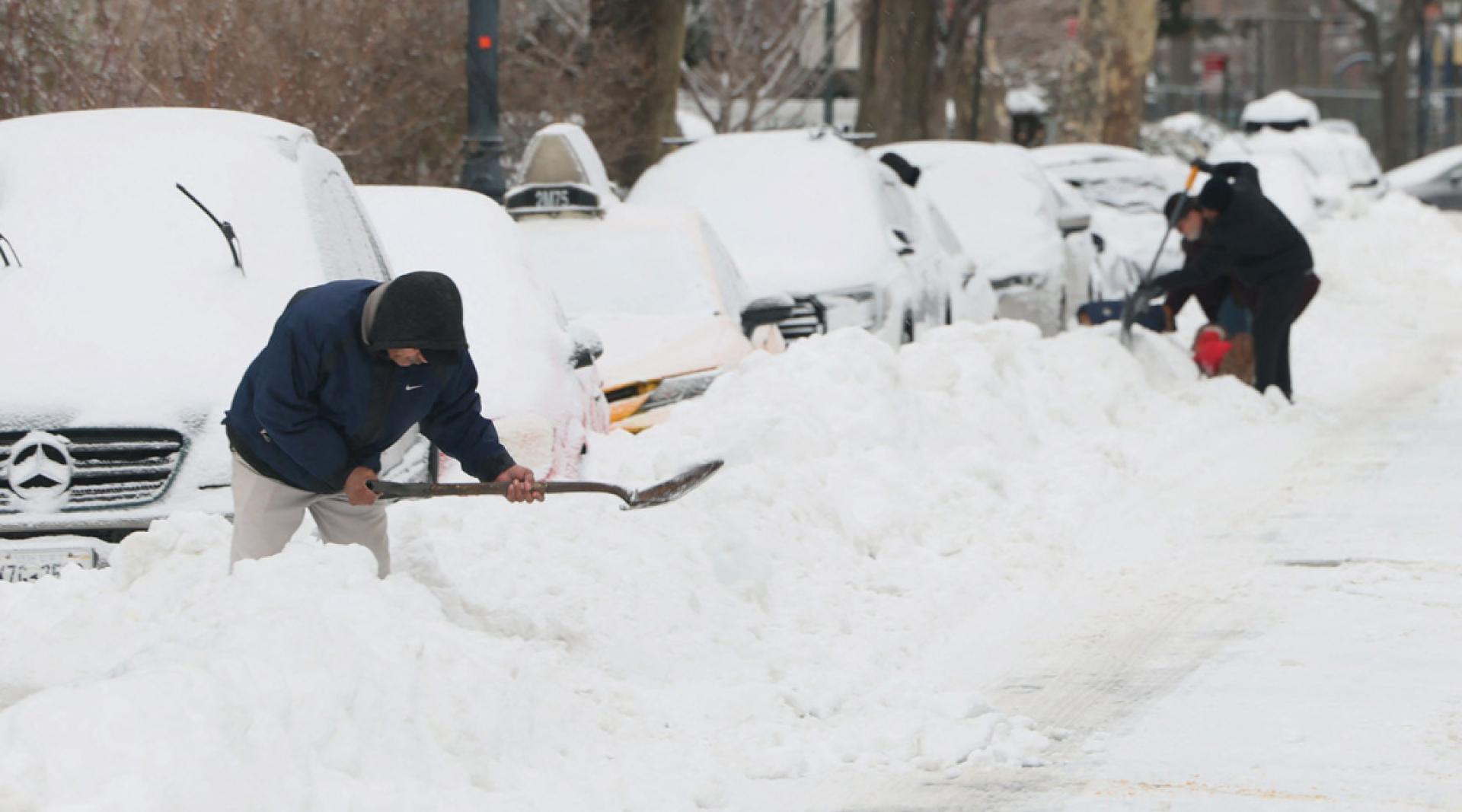 一场大规模冬季风暴给美国带来了严寒、冰雪天气，纽约市部分地区积雪超过一英尺。