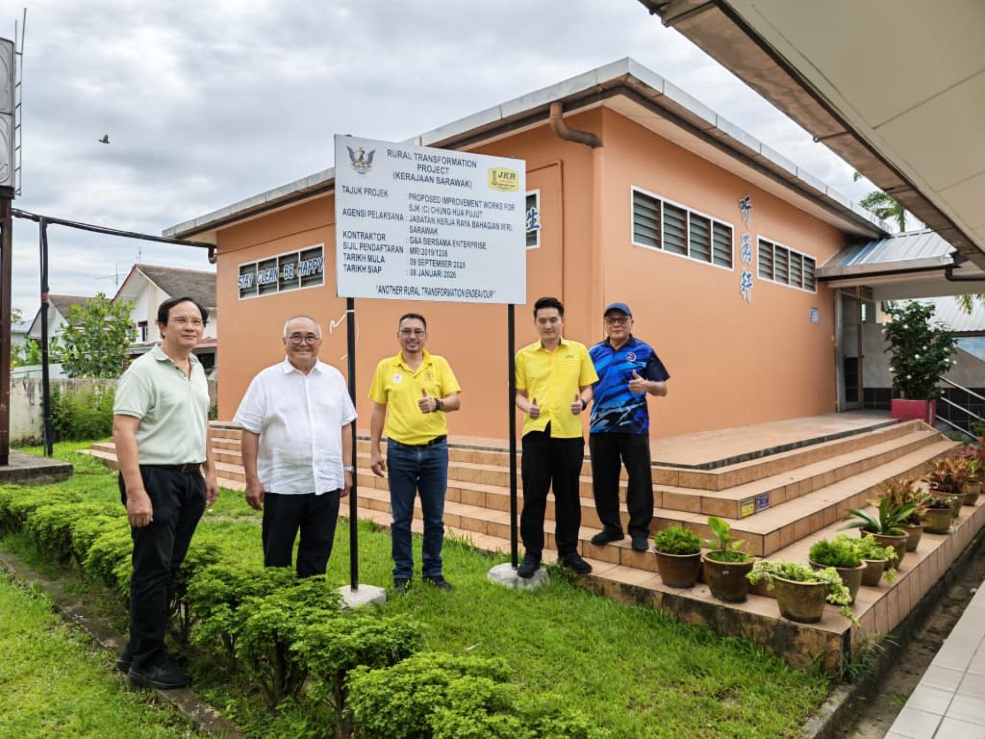 埔奕区立法议员俞小珊（左2）巡视历时约四个月已顺利完工的埔奕中华公学女生厕所提升工程。
