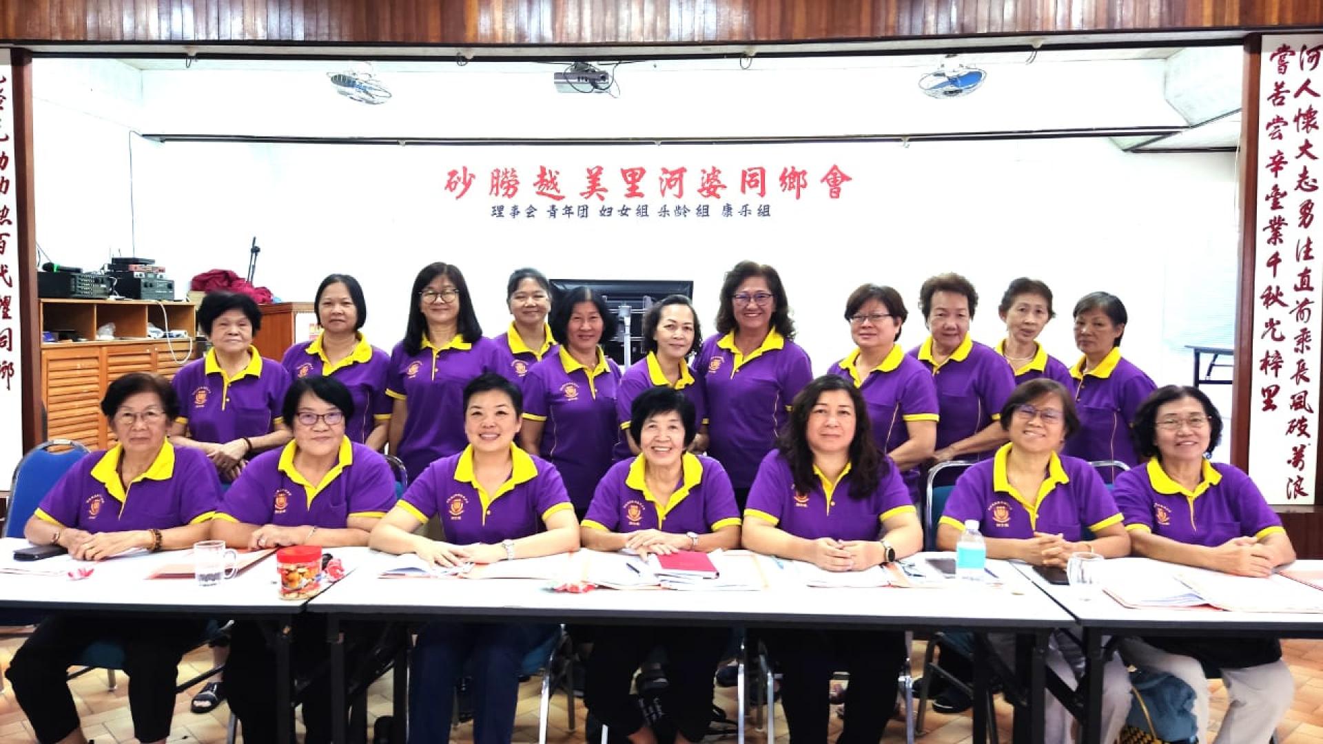 美里河婆同乡会《2026丙午年新春团拜、颁发会员子女学优奖励金暨会员添喜奖》筹备会成员合  影。左4为筹备会主席兼妇女组主任蔡素芳。
