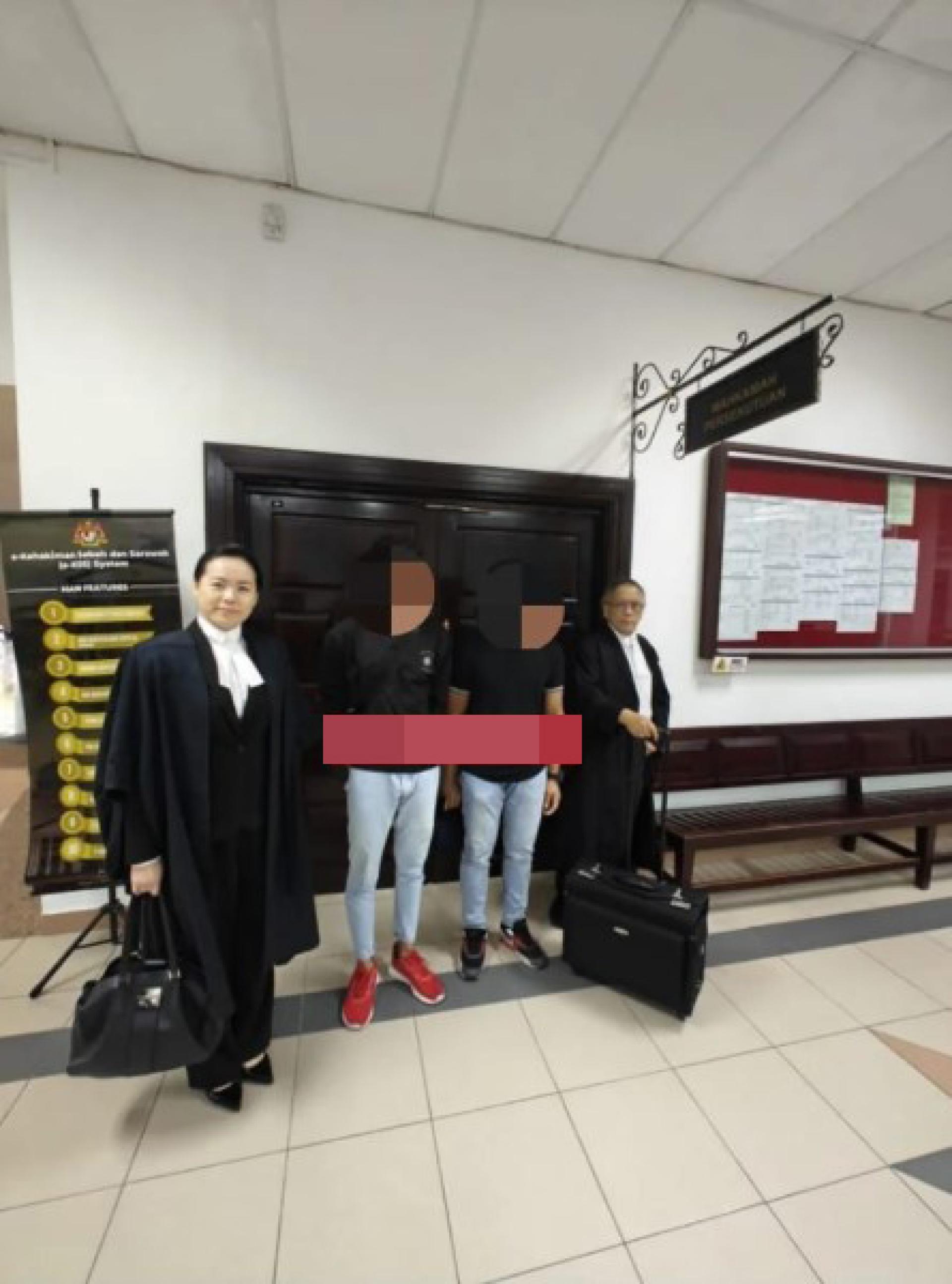 两名被告与辩护律师Jong Yee Ling（左）及奥斯曼（右）合影。