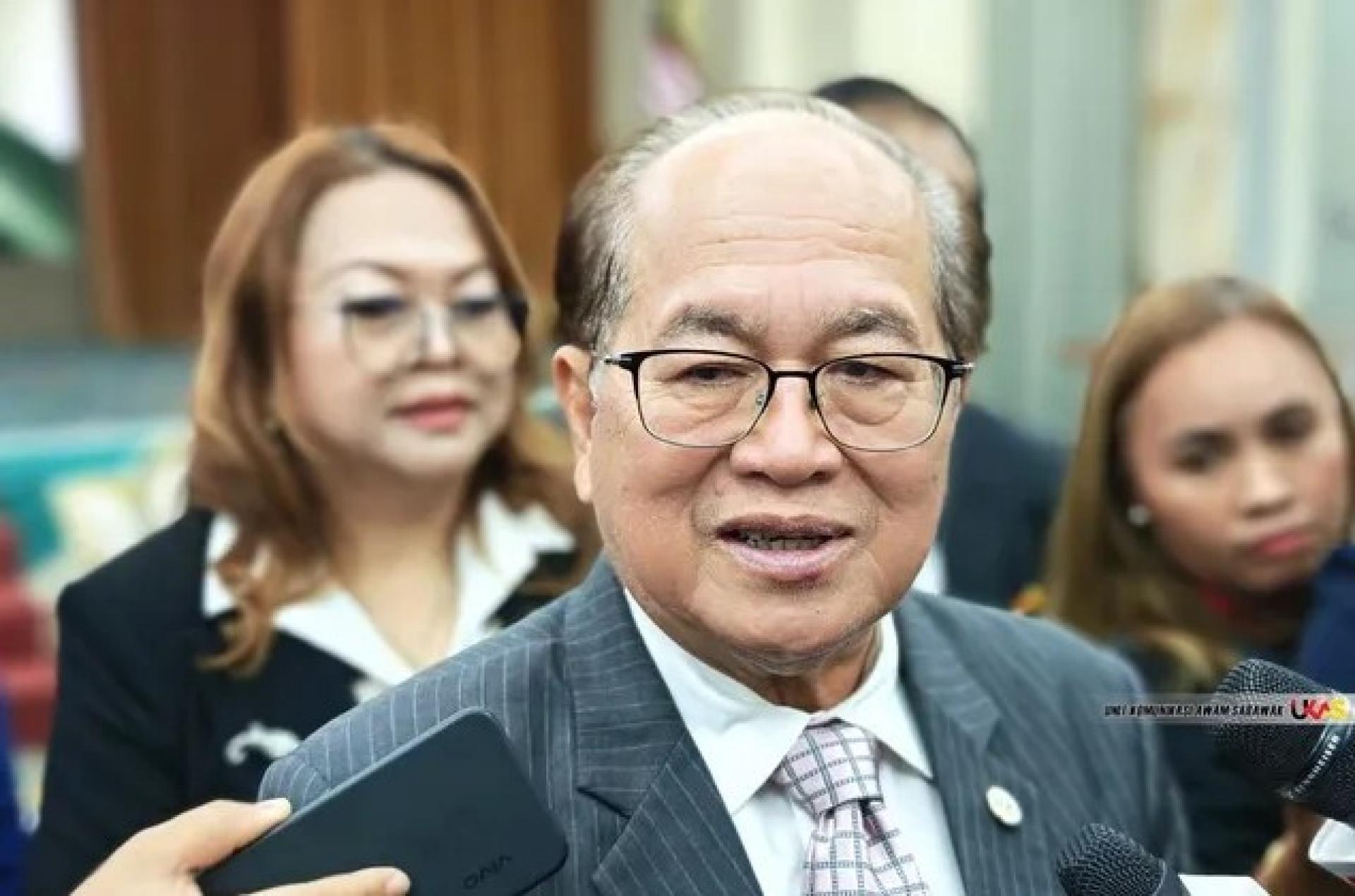 道格拉斯于2026年1月27日在古晋国父大厦主会议室，为Unifor 2025年第4阶段宗教场所财政援助发放仪式期间接受媒体采访。