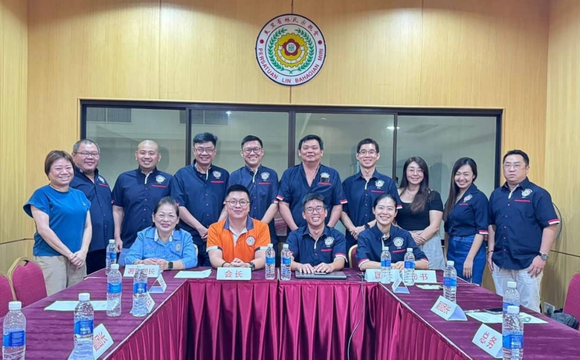 砂拉越美里省林氏宗亲会 “ 新春策马，林聚一堂 ” 农历丙午年新春大团拜联欢晚宴 ” 筹备会成员合影。左起为会长林淑华，筹备备员会主席兼青年团署理团长林世强，团长林兆杰及秘书林小樱。