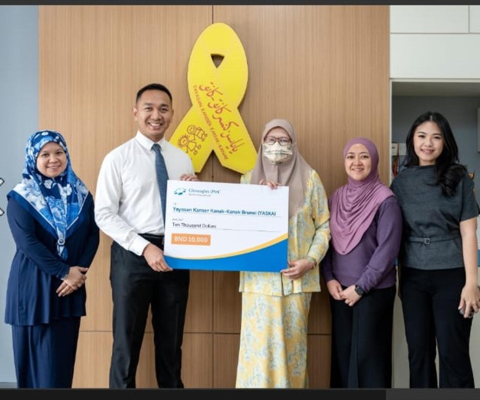 鹰阁JPMC首席运营官伊朱寒芝移交模拟支票予汶莱儿童癌症基金会。