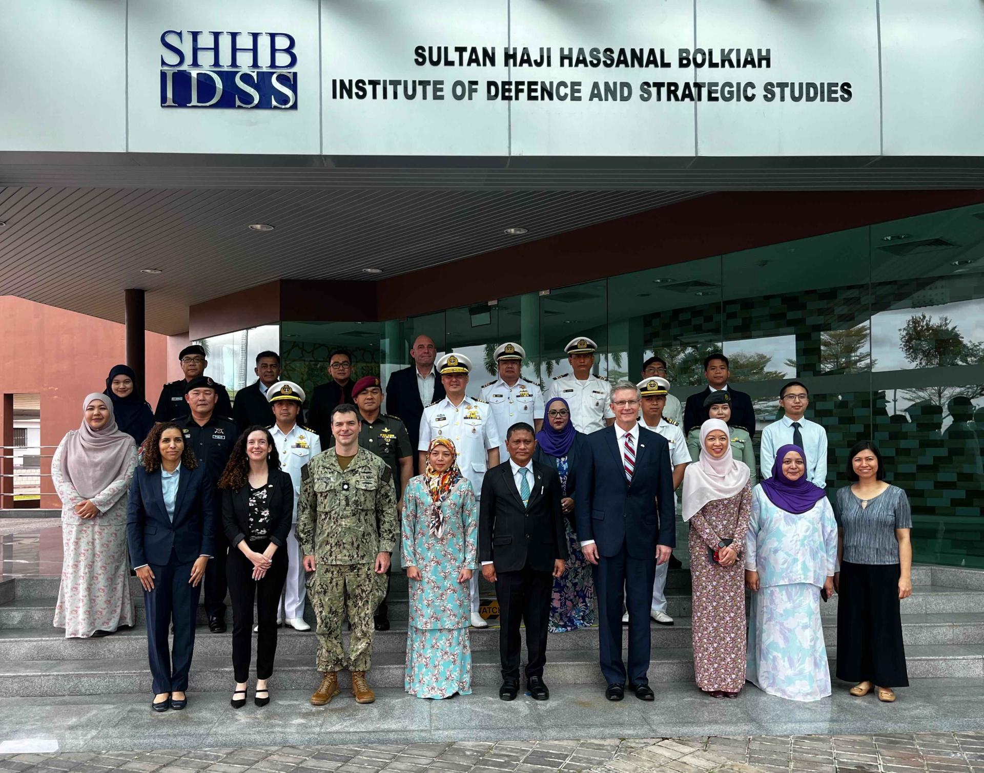 彼得戈蒂埃海军中将与国防部官员合影