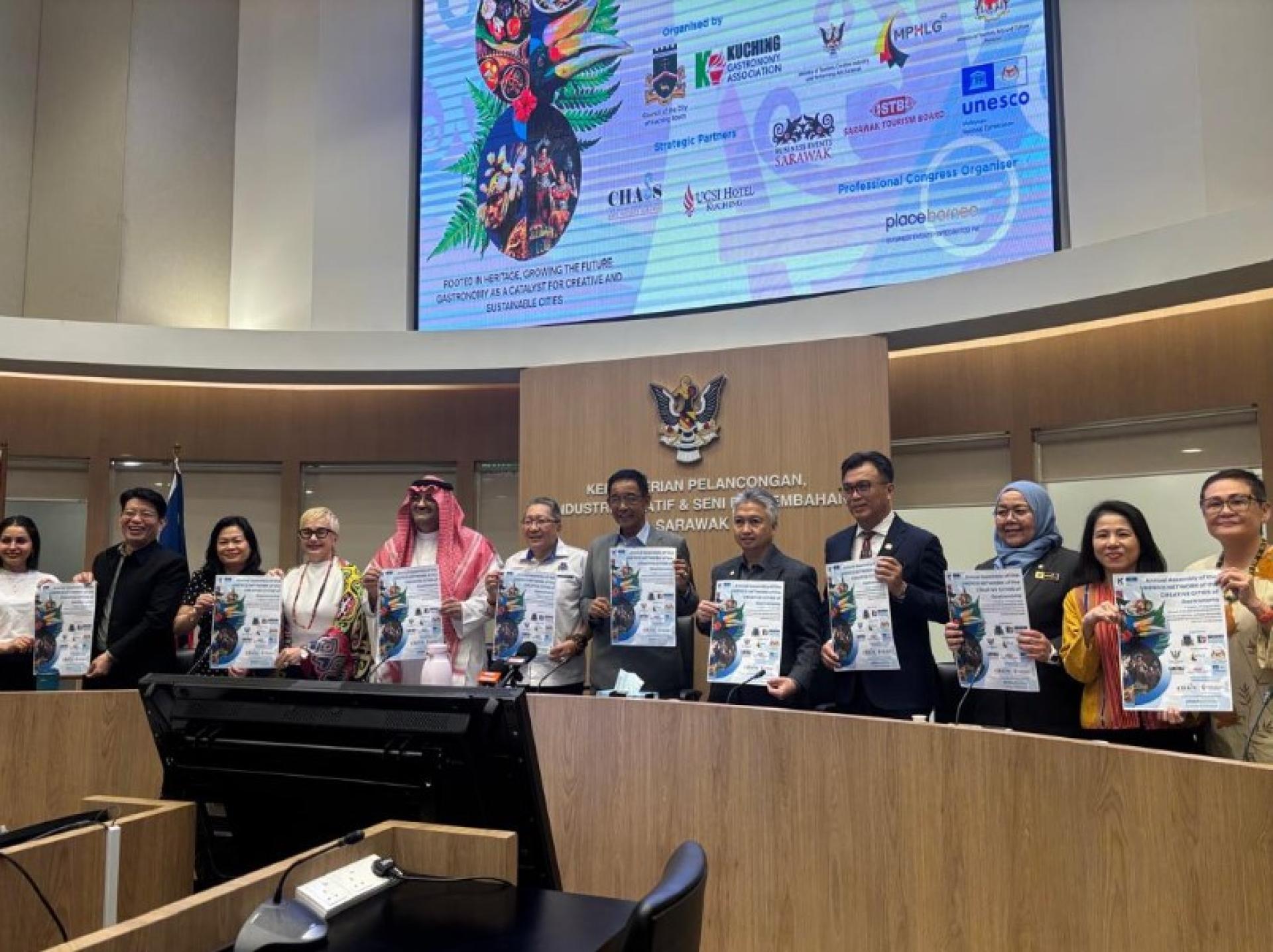 阿都卡林（右6）今日在古晋Baitukmakmur II大楼举行UCCN新闻发布会后，与媒体及嘉宾合影留念。