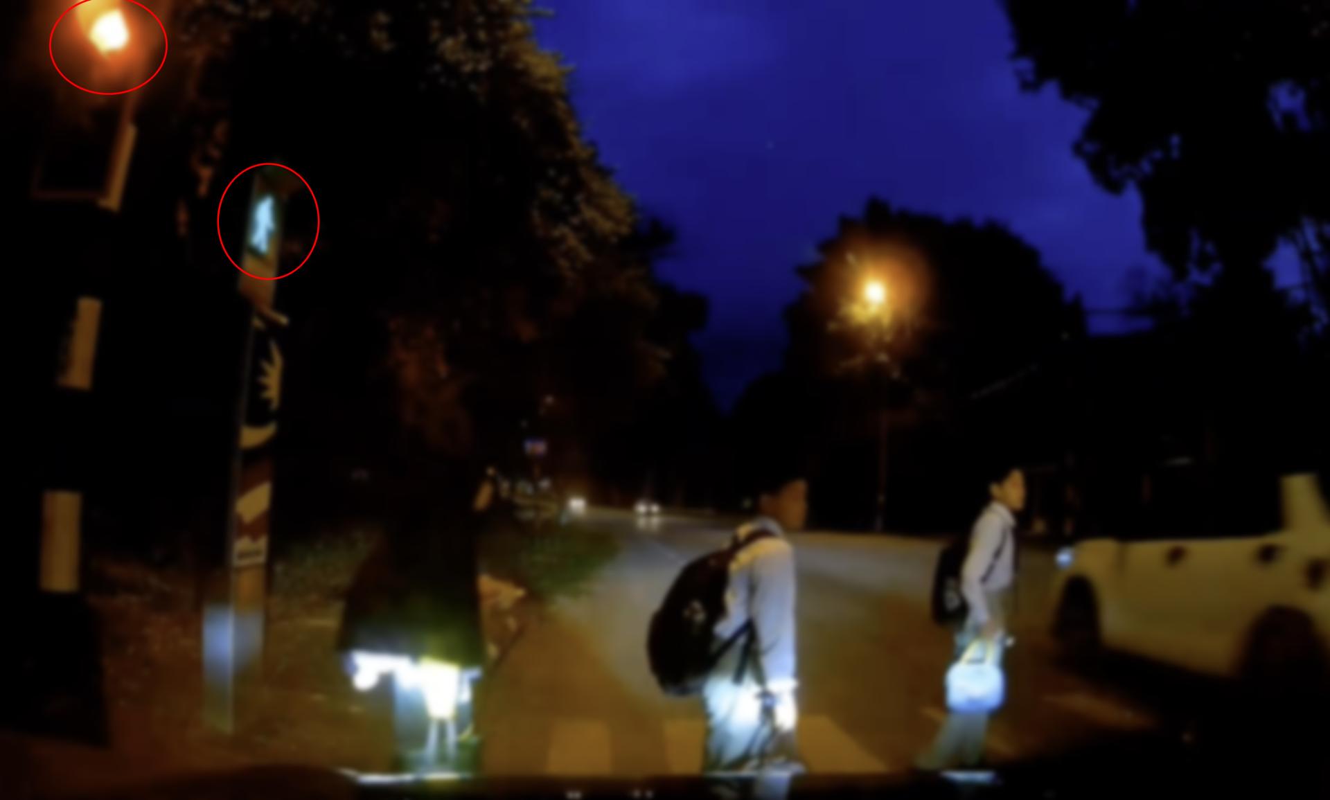 一辆车竟然高速闯红灯，还好走在最前面的学生有注意到这辆车，马上停下来。