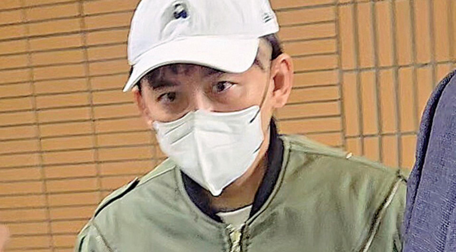 黄子佼因涉嫌肇事逃逸被起诉，27日带着帽子、口罩到新北地院开庭，面对媒体不发一语。