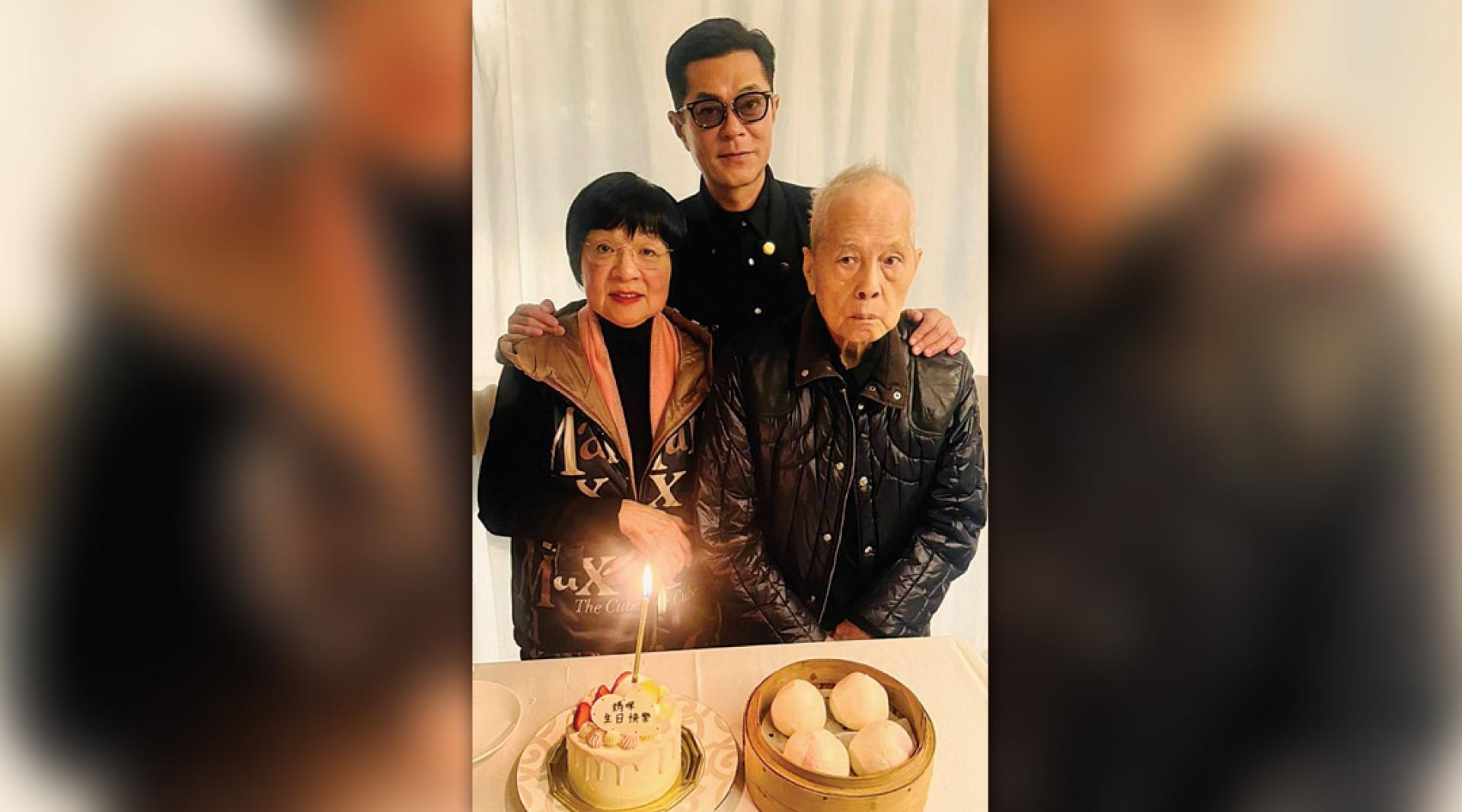 古天乐（中）晒出全家福，贺妈妈生日。