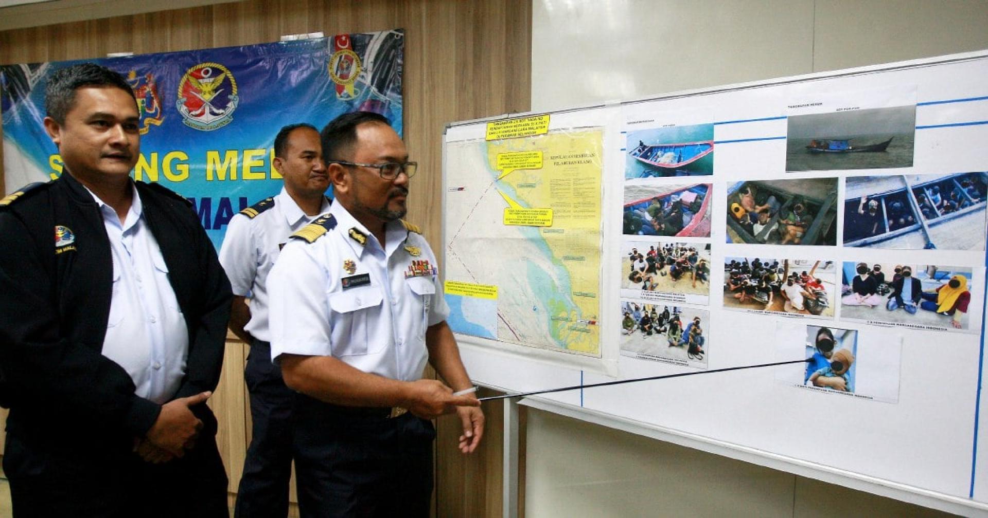 阿都慕海敏（右）向媒体展示该机构的执法成果。