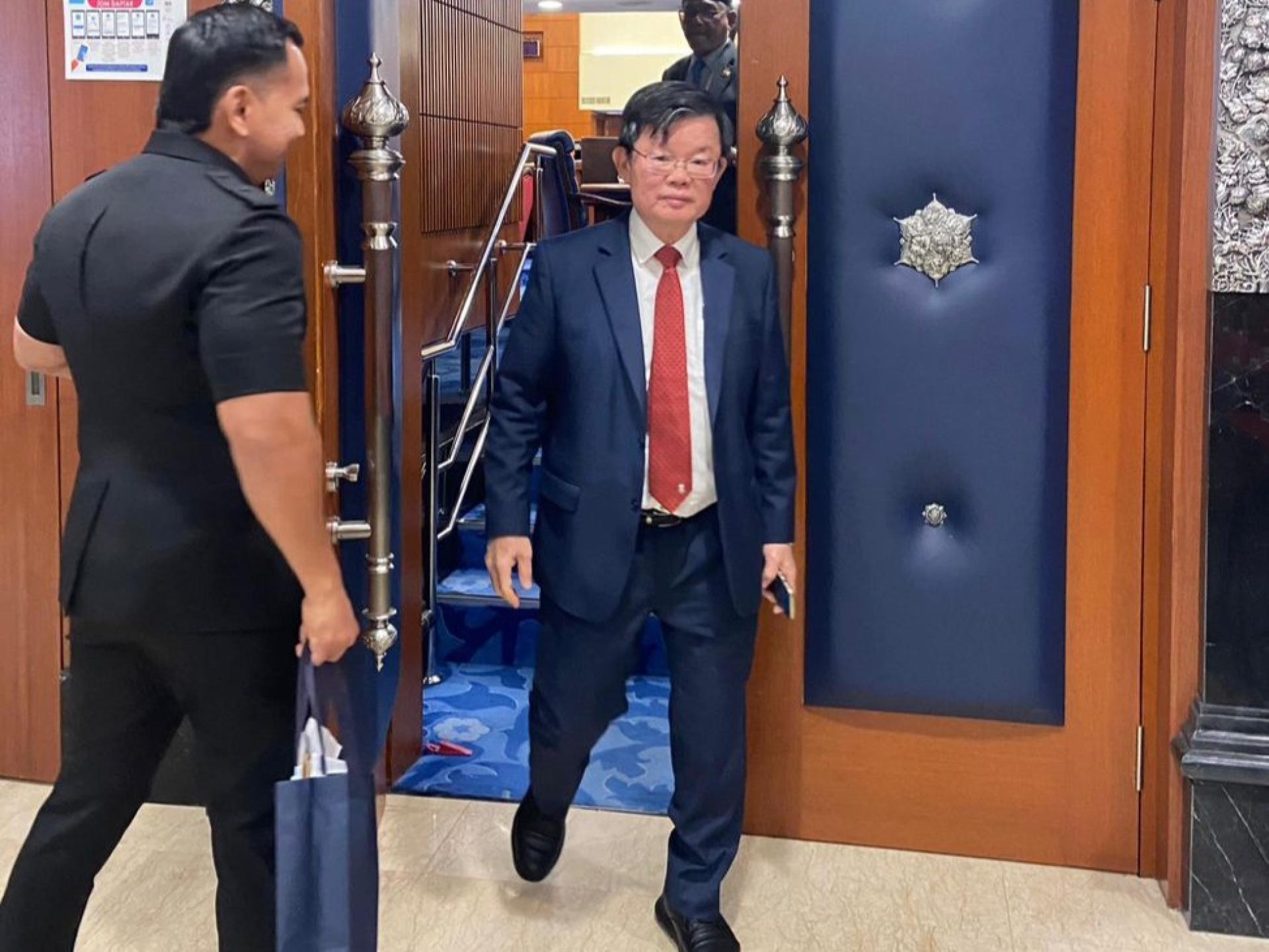 曹观友出席国会，并提出设立槟城国际金融中心的发展规划。