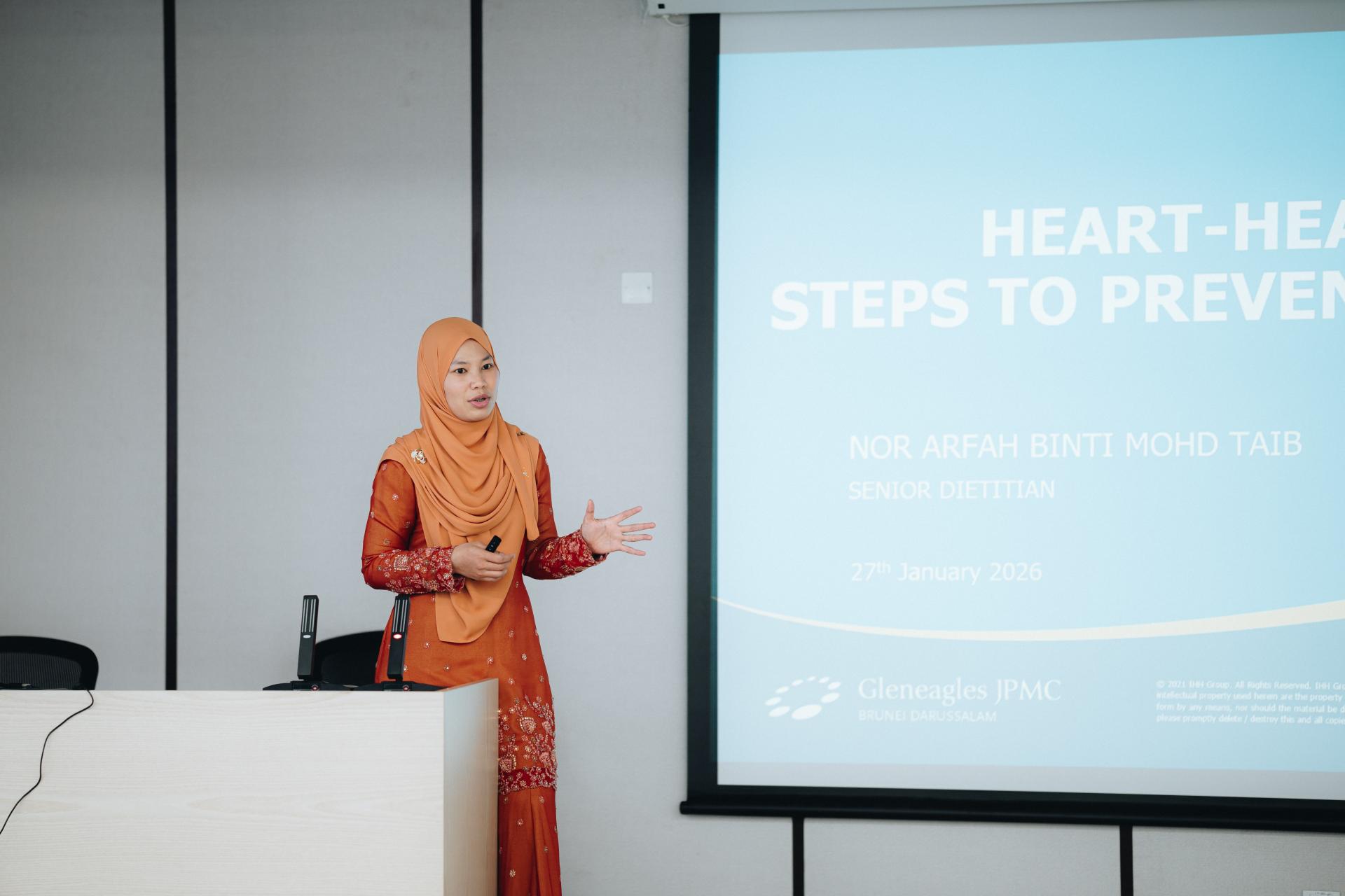 鹰阁JPMC高级营养师 Nor Arfah发表了题为“心脏健康饮食：预防心脏病的步骤”的演讲