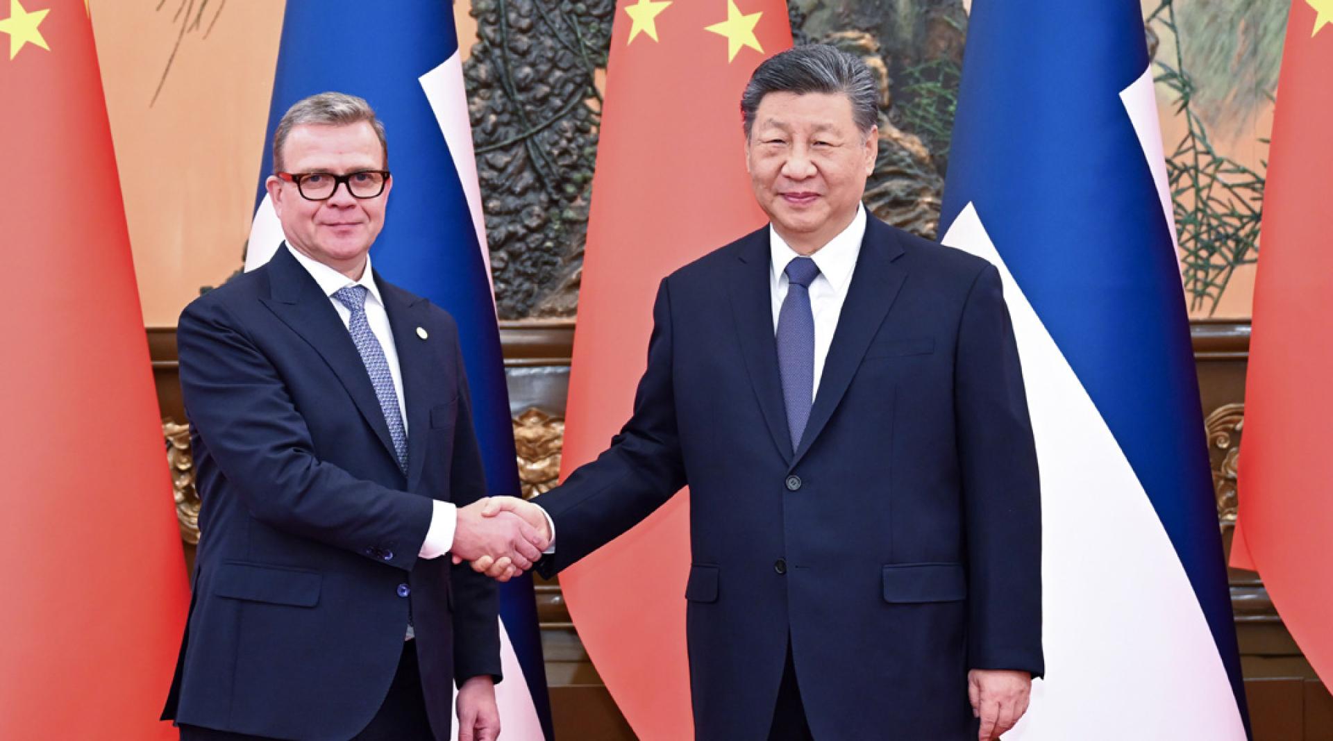 习近平（右）在北京人民大会堂会见芬兰总理奥尔波（左）。（图：新华社）