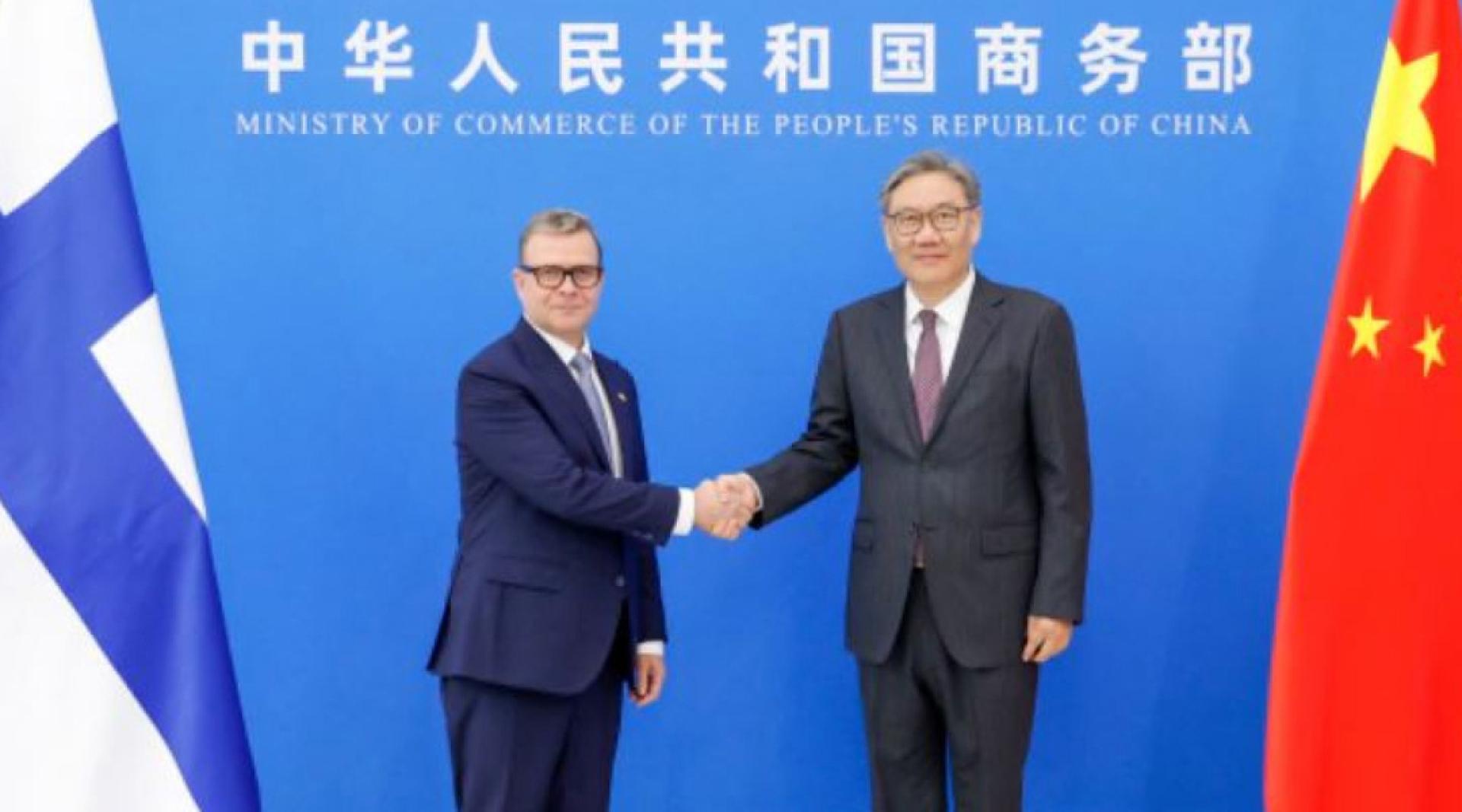 芬兰总理奥尔波（左）与中国商务部长王文涛（右），出席中芬创新企业合作委员会第6次会议。